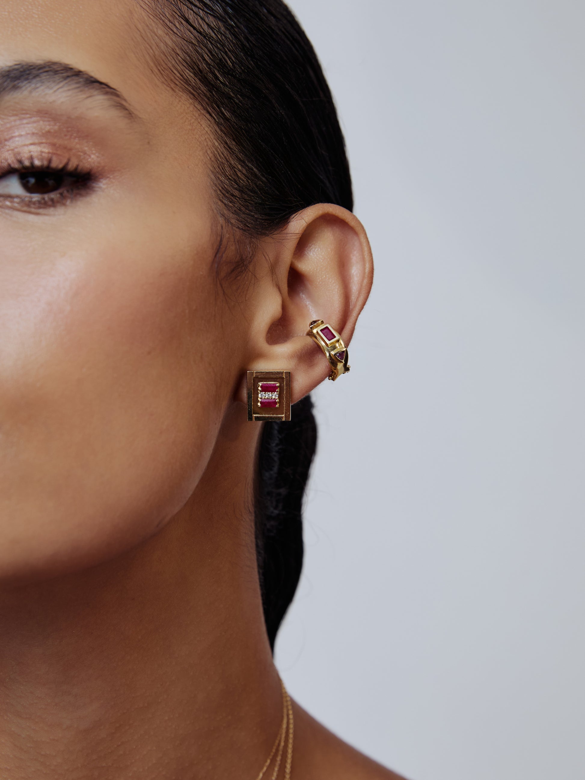 BRINCO CHAPA COM RUBI E DIAMANTES