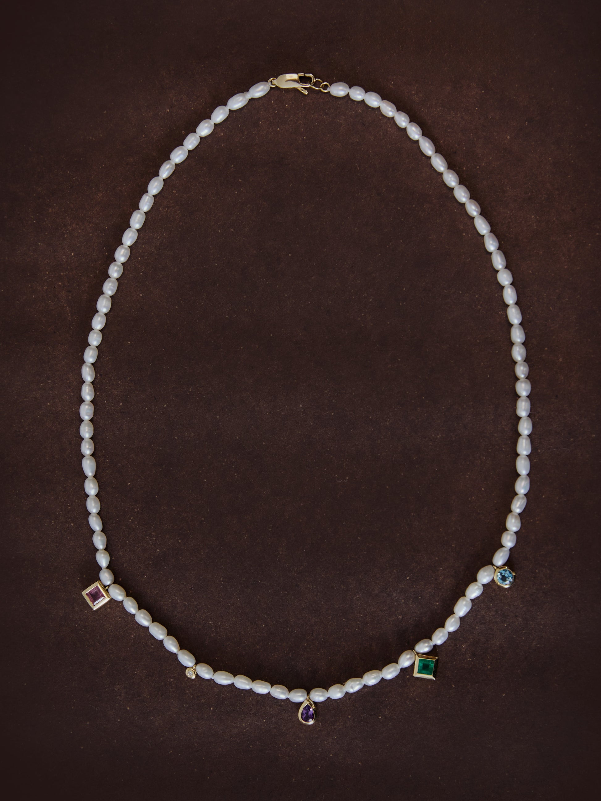 COLAR PERÓLAS COM GEMAS