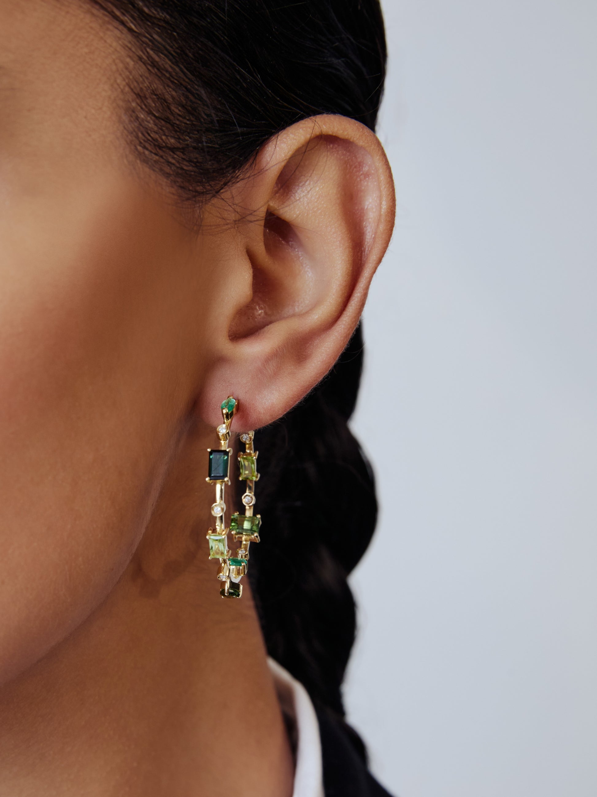 BRINCO ARGOLA COM ESMERALDA, TURMALINA, PERIDOTO E DIAMANTE
