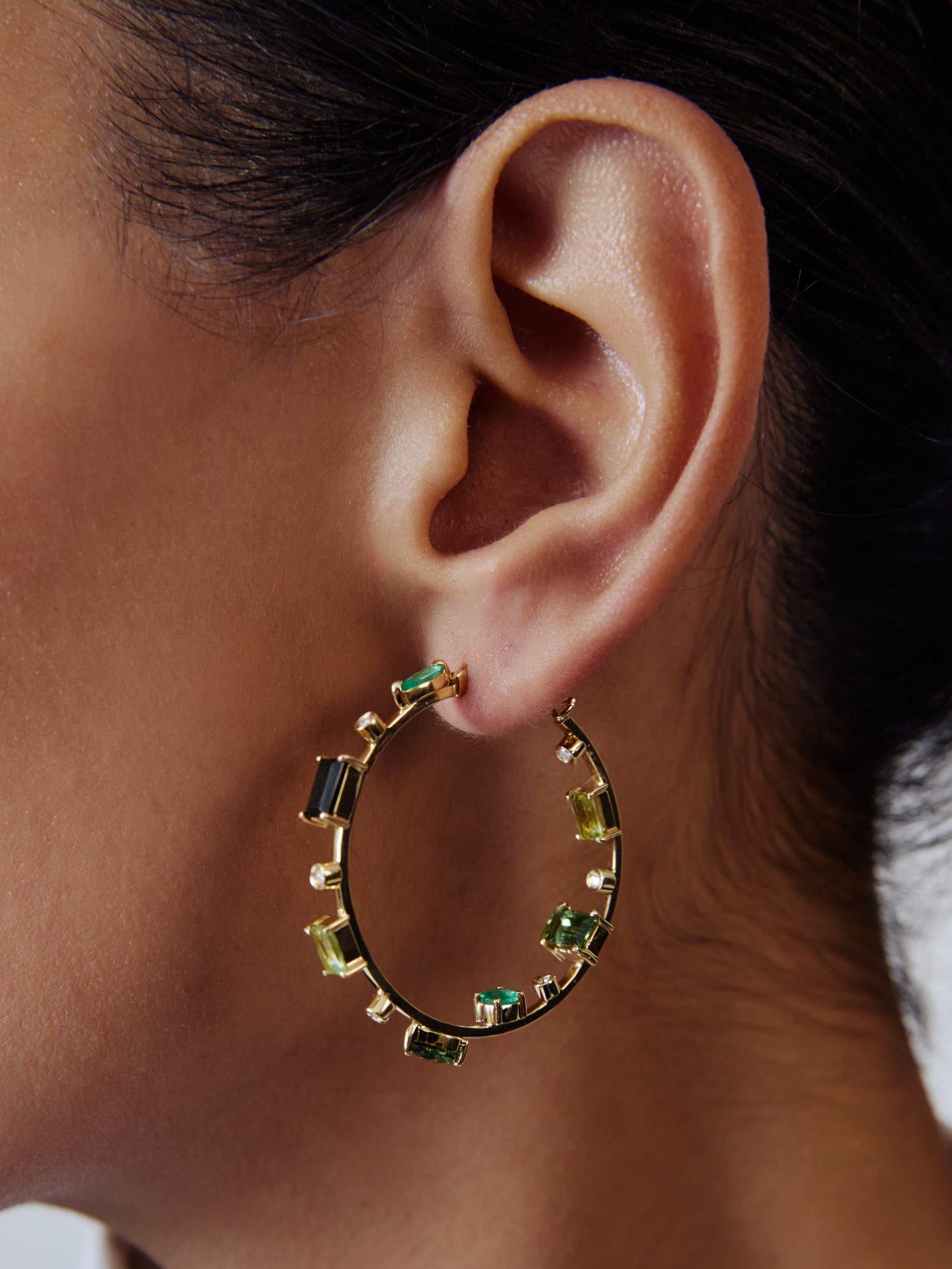 BRINCO ARGOLA COM ESMERALDA, TURMALINA, PERIDOTO E DIAMANTE