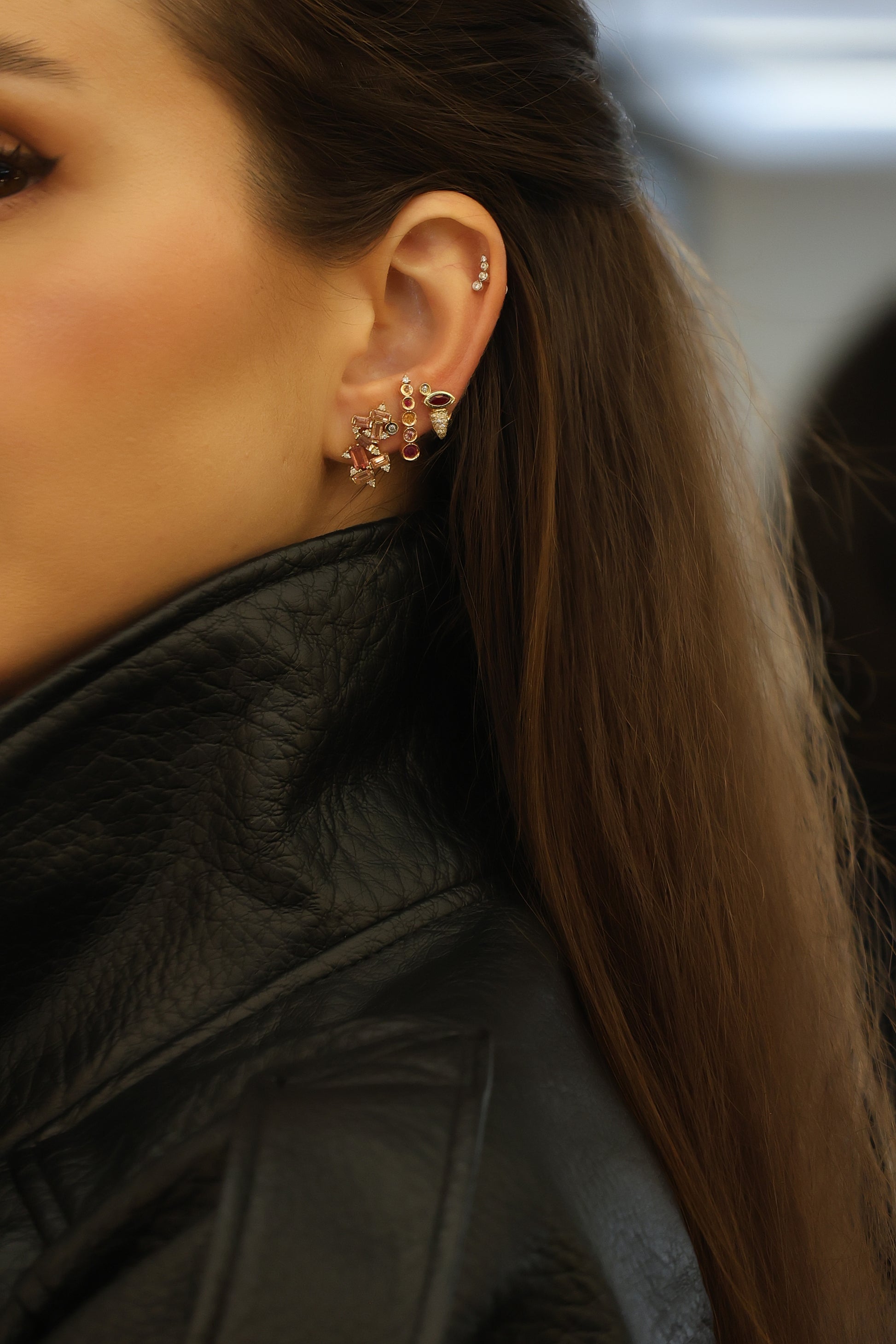 BRINCO DENTE COM GEMA E DIAMANTE