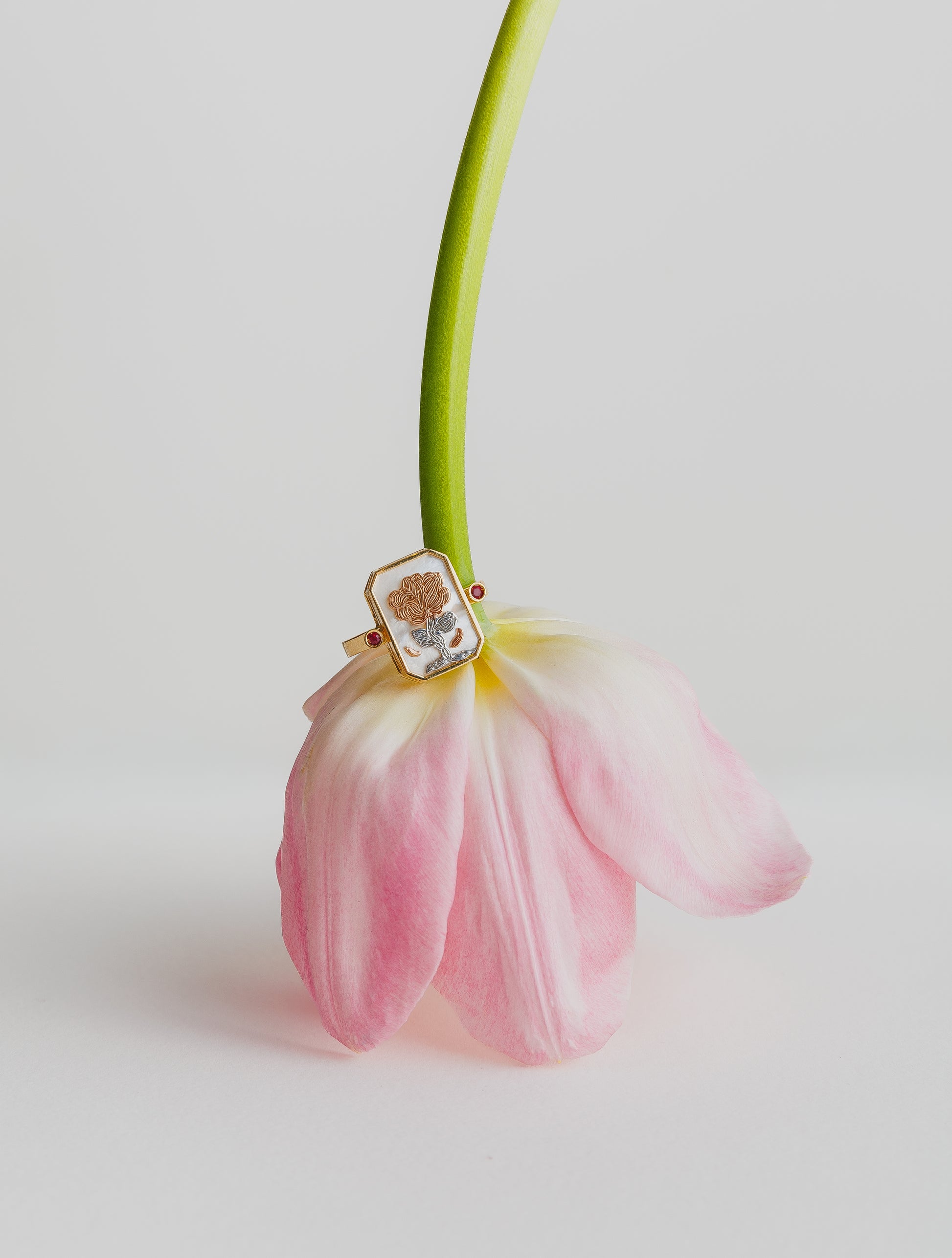 ANEL MADREPÉROLA FLOR COM RUBI
