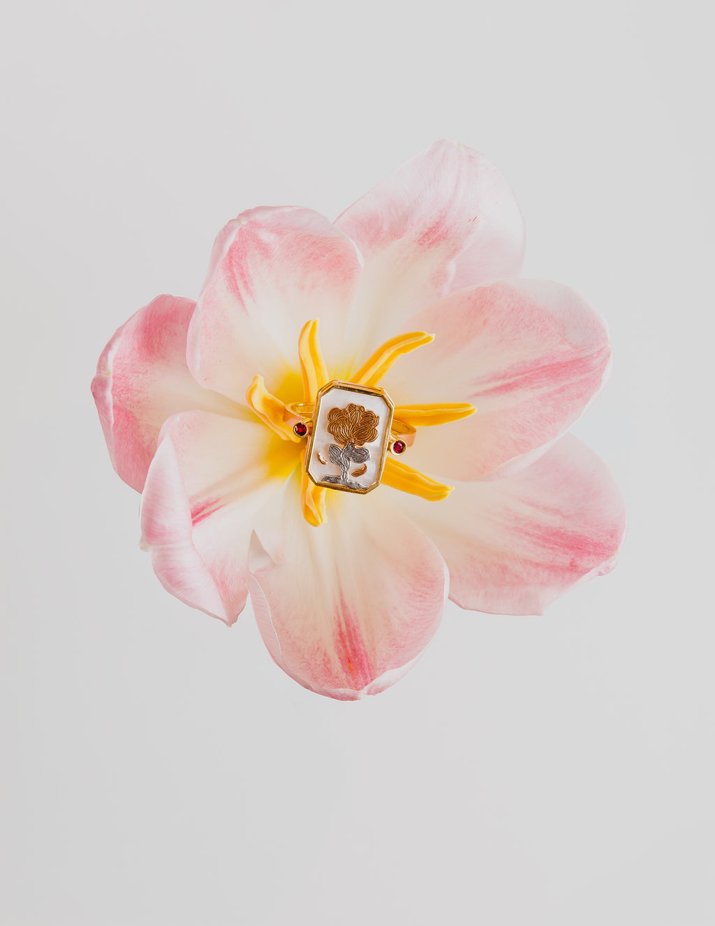 ANEL MADREPÉROLA FLOR COM RUBI
