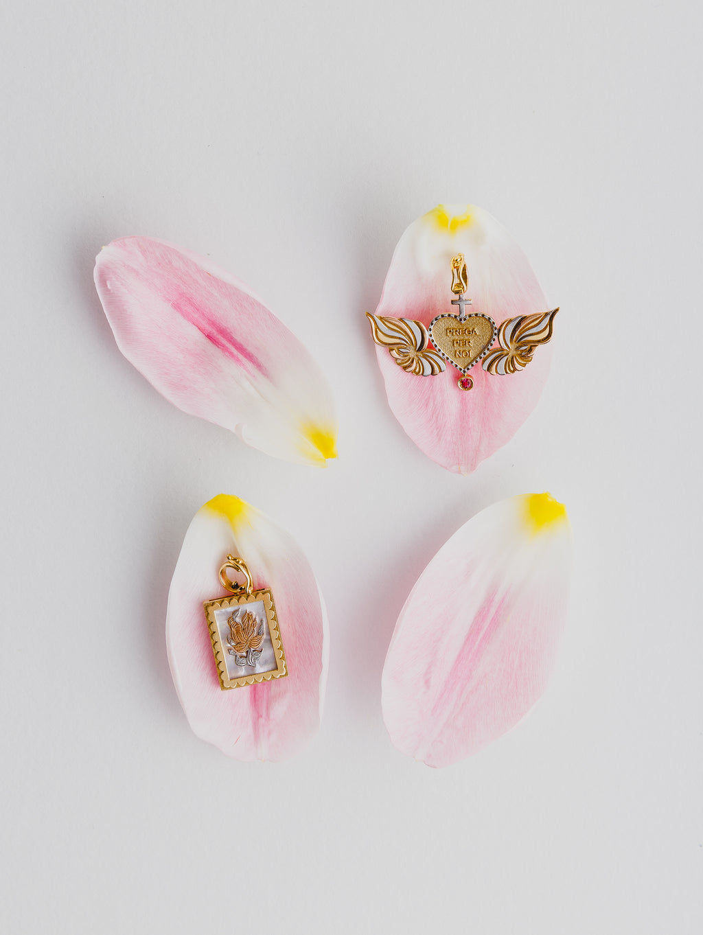 PINGENTE MADREPÉROLA COM FLOR E MOLDURA