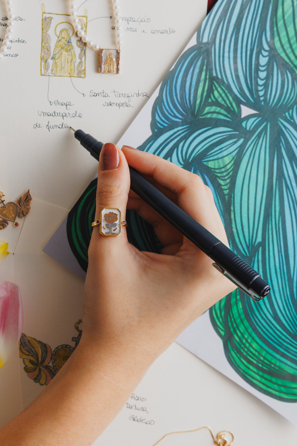 ANEL MADREPÉROLA FLOR COM RUBI