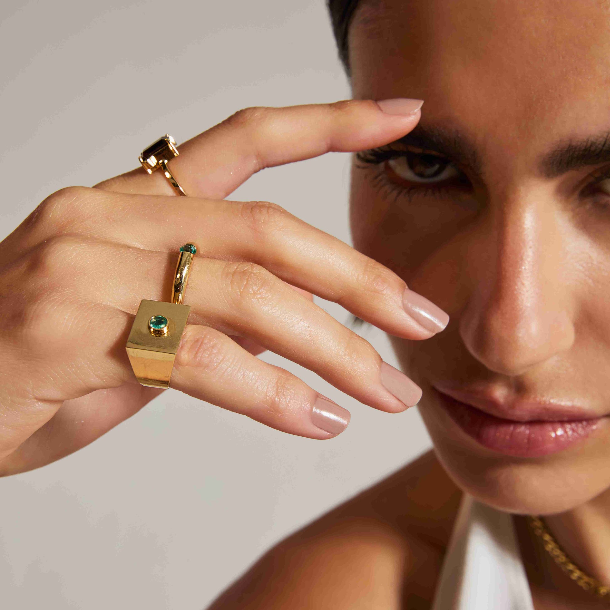 ANEL DE DEDINHO ESMERALDA CENTRAL