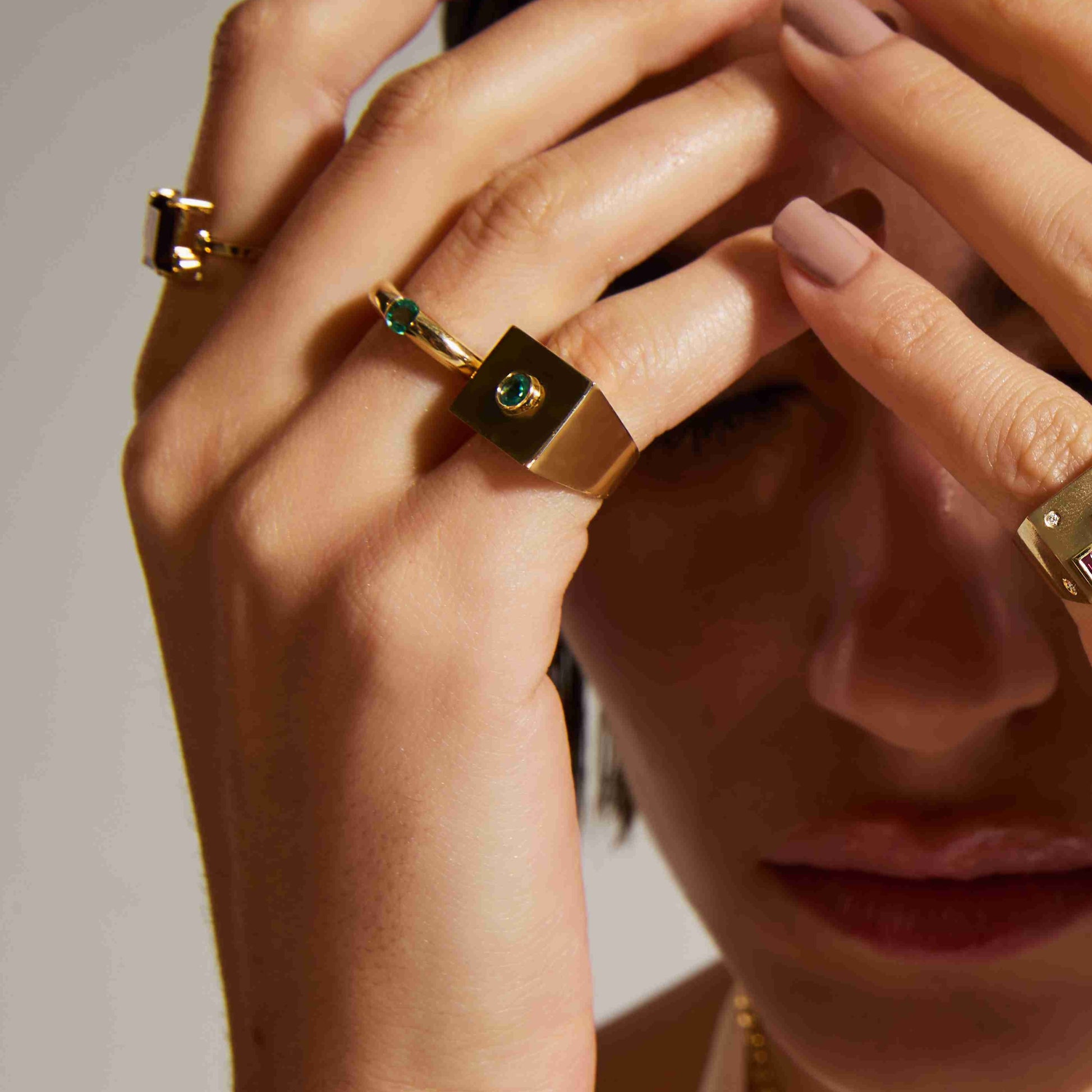 ANEL DE DEDINHO ESMERALDA CENTRAL