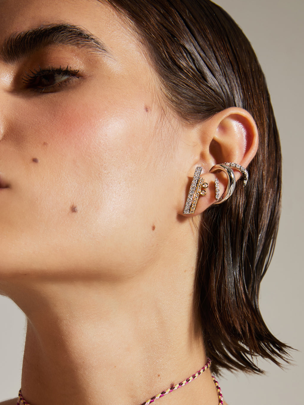 BRINCO BICOLOR COM DIAMANTES