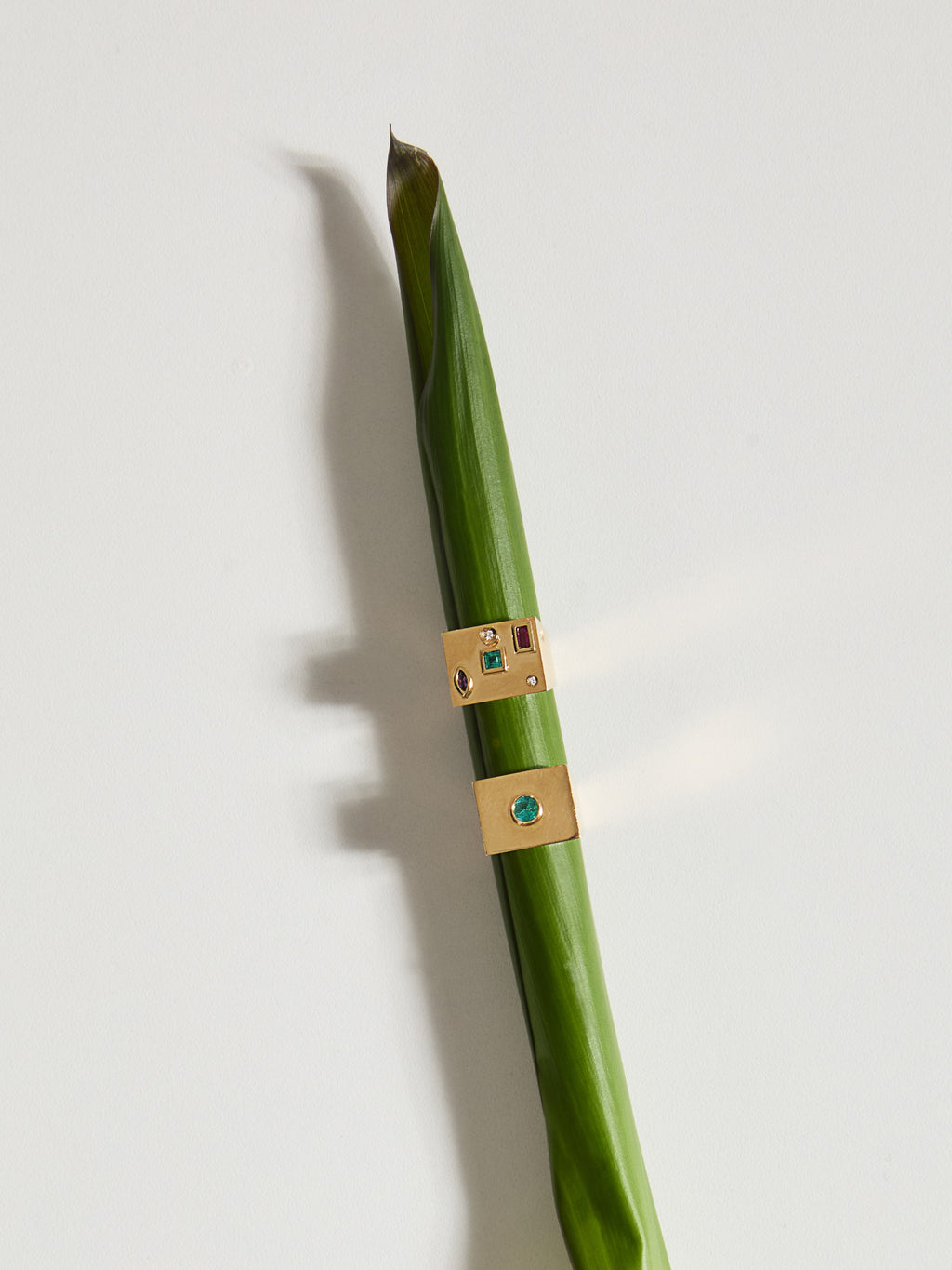 ANEL DEDINHO COM RUBI, ESMERALDA, DIAMANTE E AMETISTA