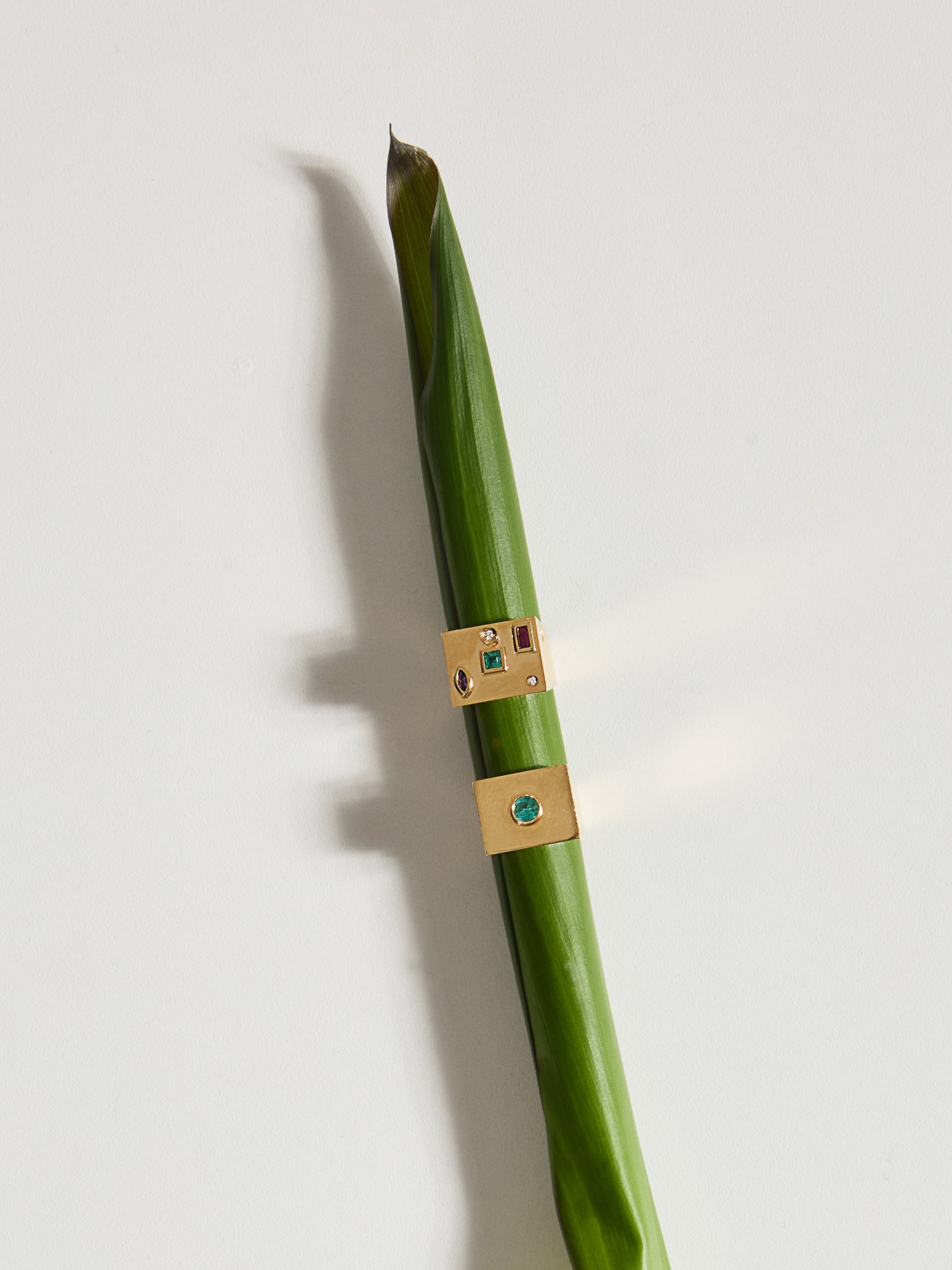 ANEL DEDINHO COM RUBI, ESMERALDA, DIAMANTE E AMETISTA