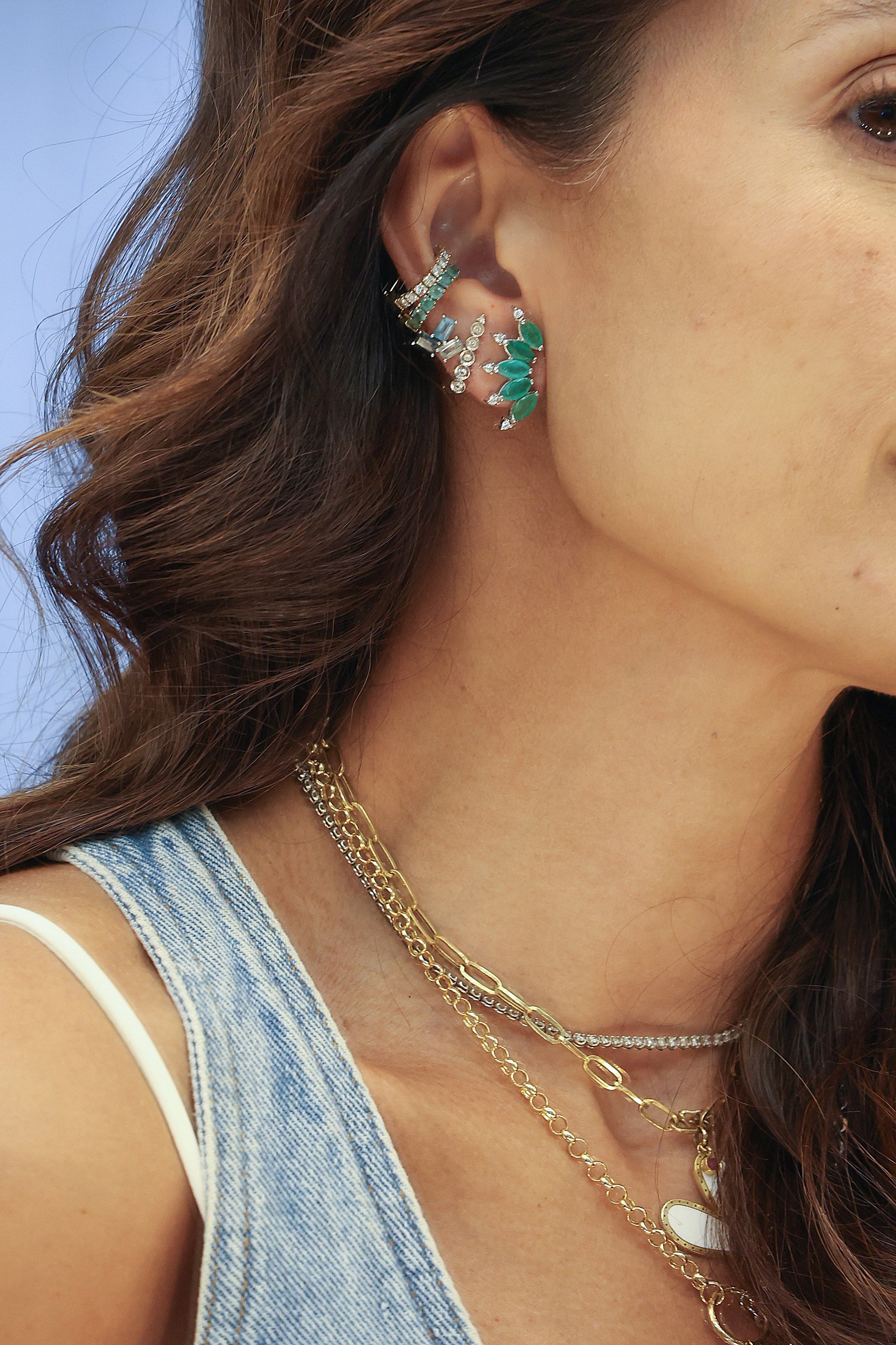 BRINCO EARCUFF ESMERALDAS E DIAMANTE