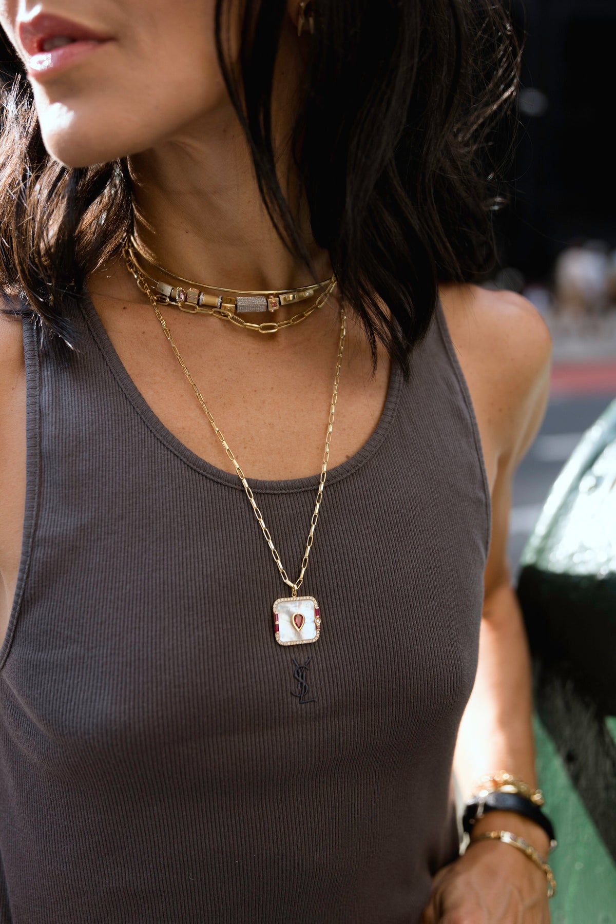 PINGENTE MADREPÉROLA COM RUBI