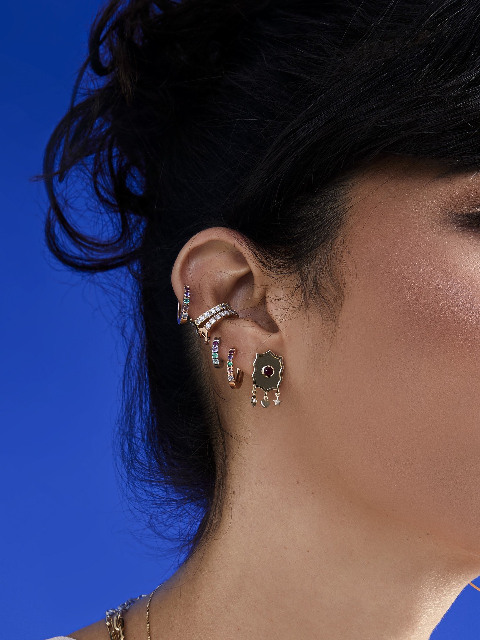 BRINCO ARGOLA COM GEMAS COLORIDAS 13MM