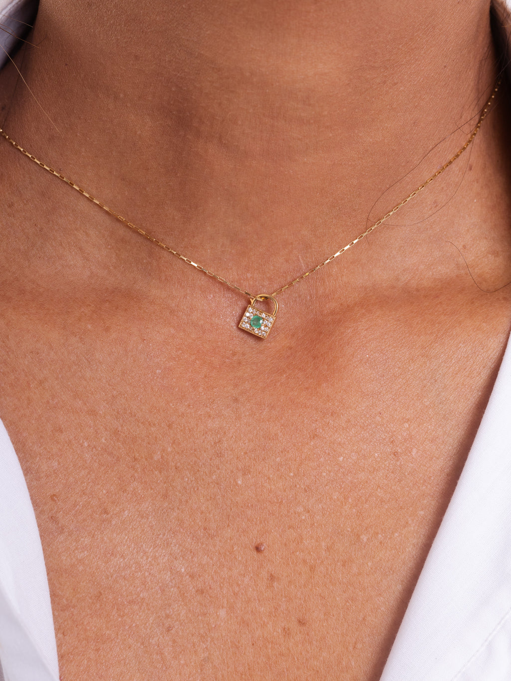 PINGENTE CADEADO COM ESMERALDA E DIAMANTE