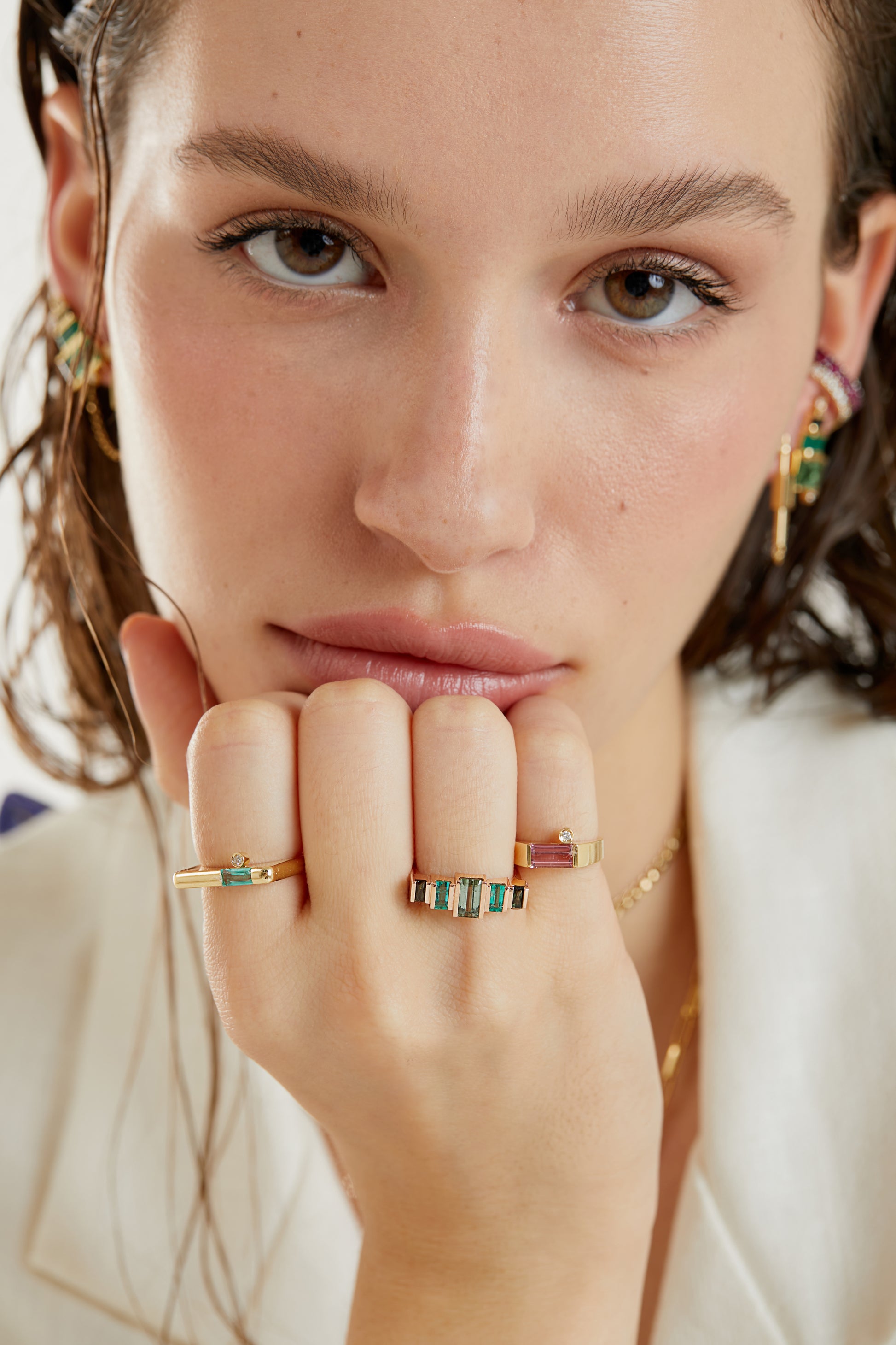 ANEL COM ESMERALDA E DIAMANTE