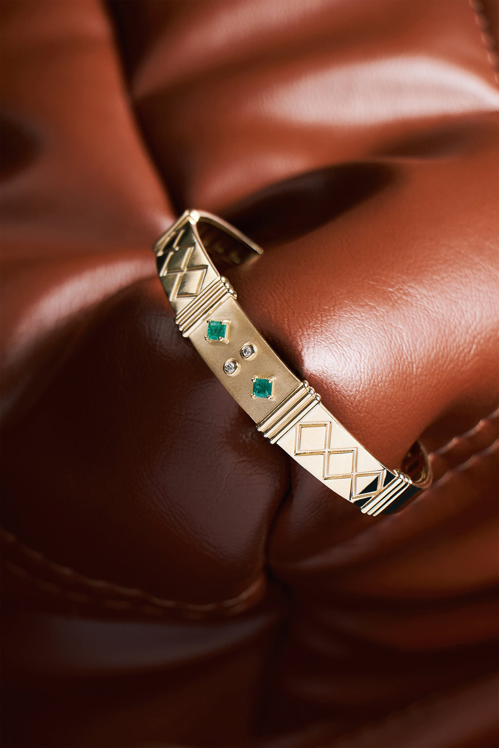 BRACELETE COM ESMERALDAS E DIAMANTES