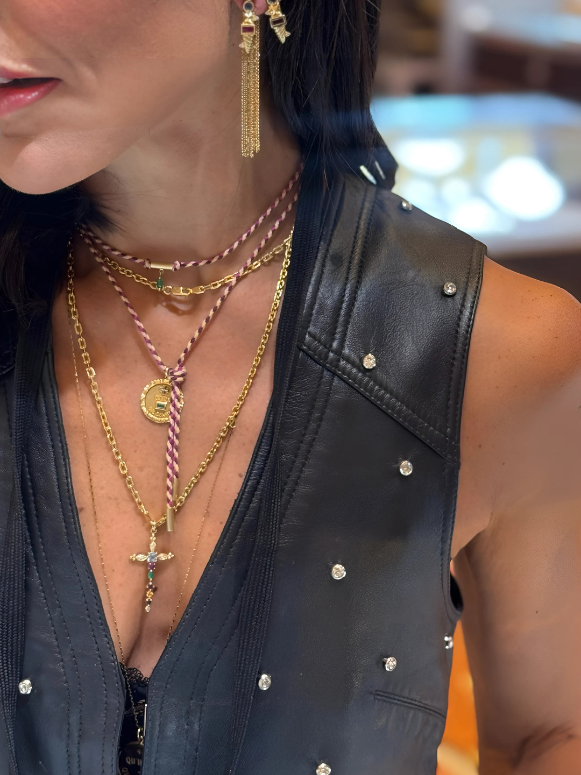 PINGENTE ESPADA/CRUZ COM GEMAS COLORIDAS