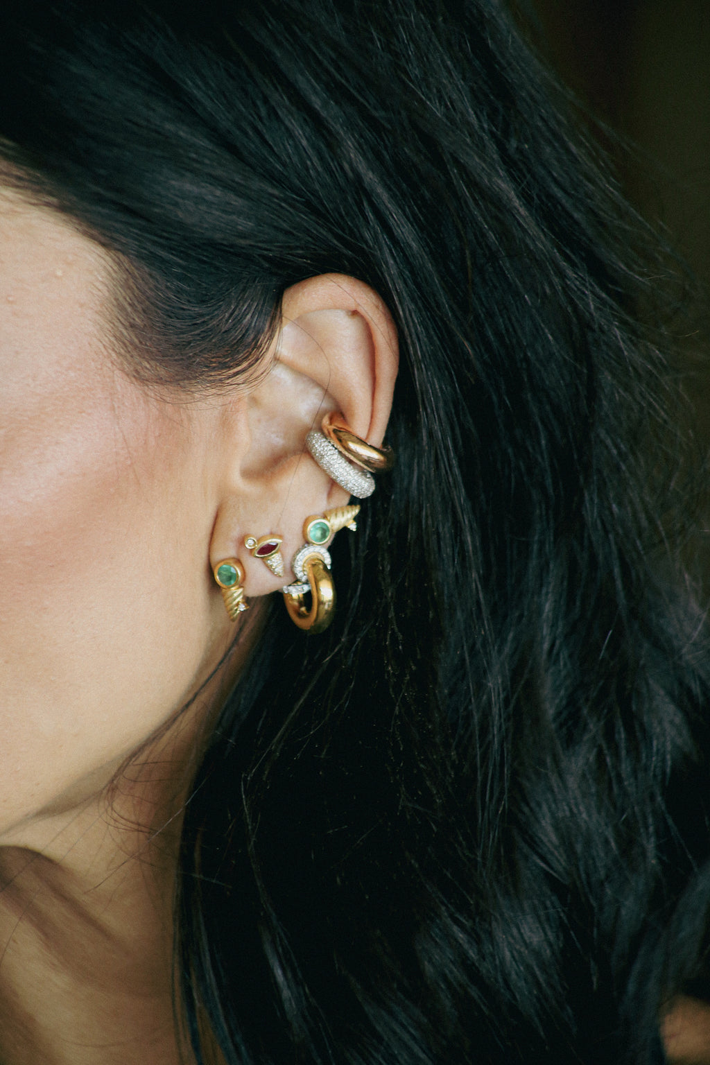 BRINCO DENTE COM GEMA E DIAMANTE