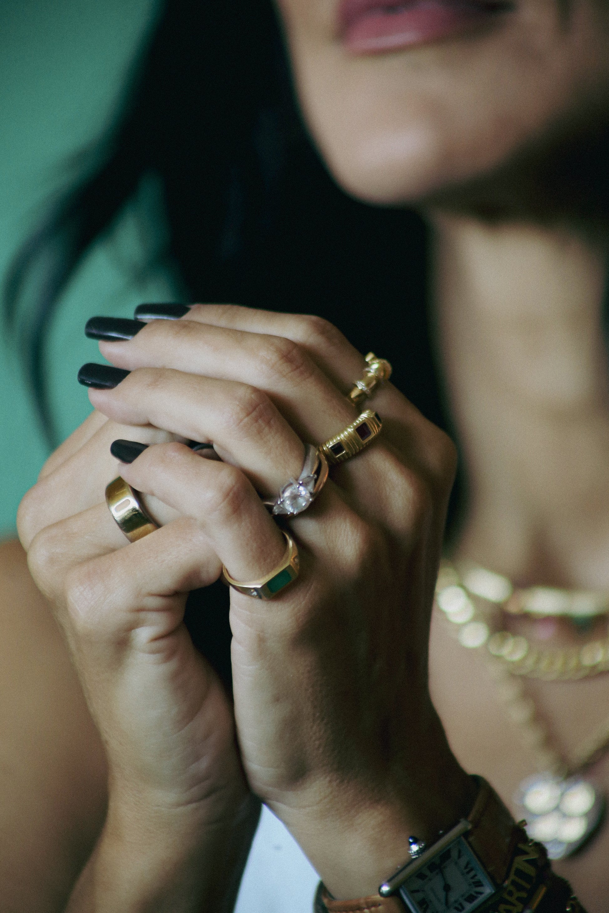 ANEL COM ESMERALDA E DIAMANTES