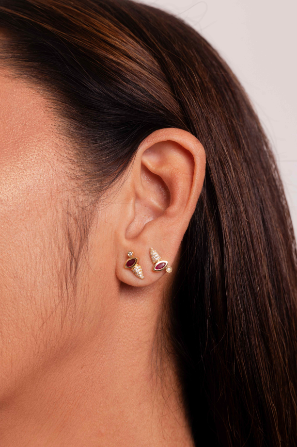 BRINCO DENTE COM GEMA E DIAMANTE