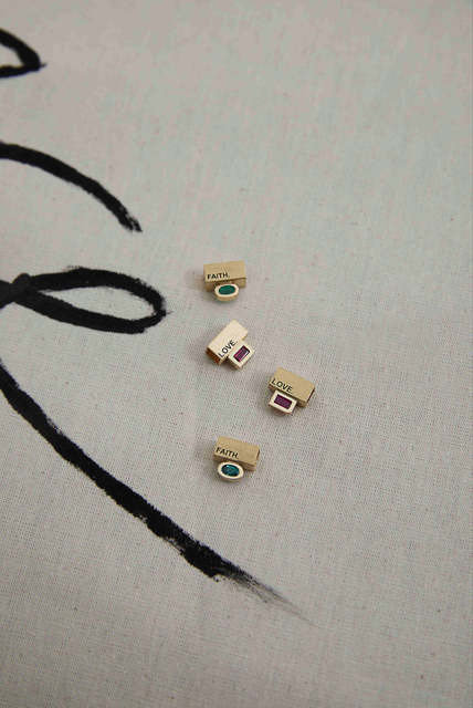 PINGENTE SEPARADOR "LOVE" COM RUBI