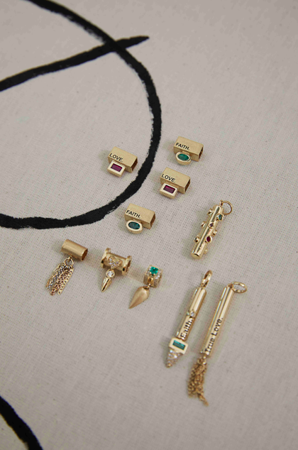 PINGENTE SEPARADOR "LOVE" COM RUBI