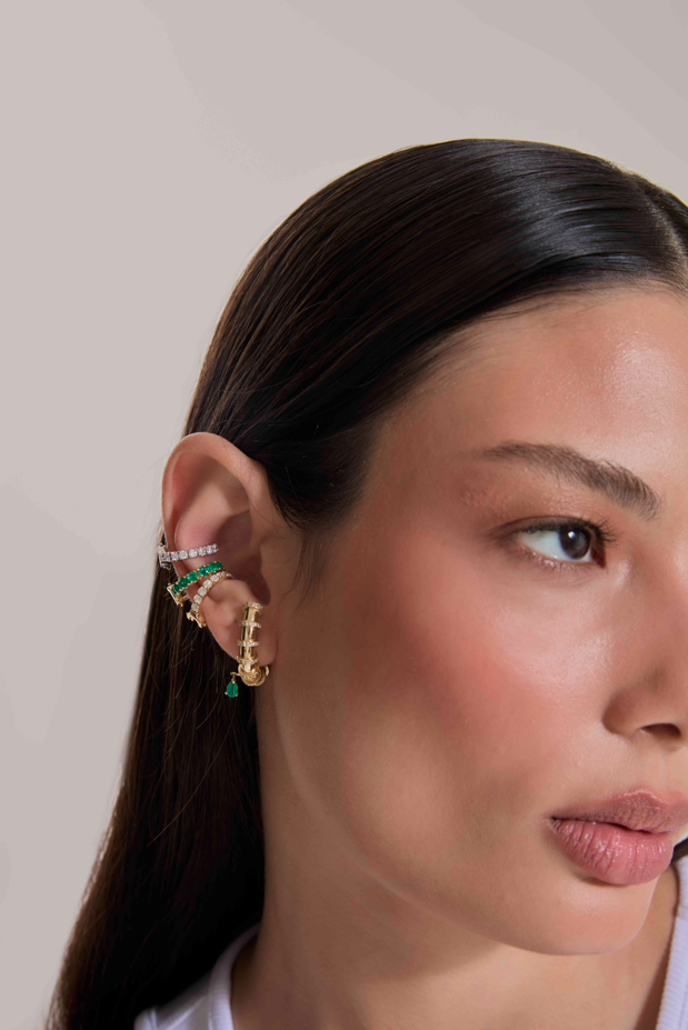 BRINCO CÔNCAVO COM DIAMANTES E ESMERALDA