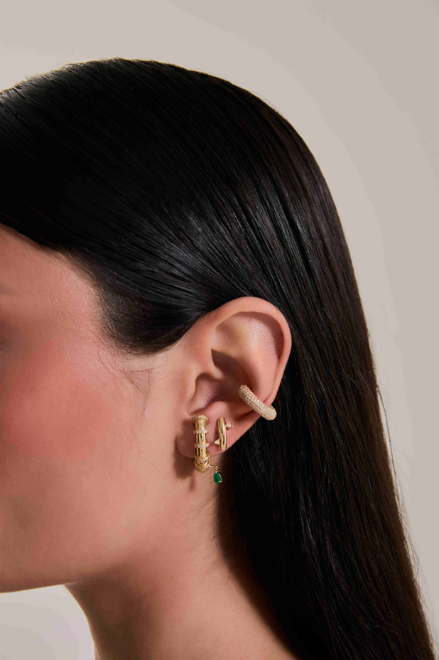 BRINCO CÔNCAVO COM DIAMANTES E ESMERALDA