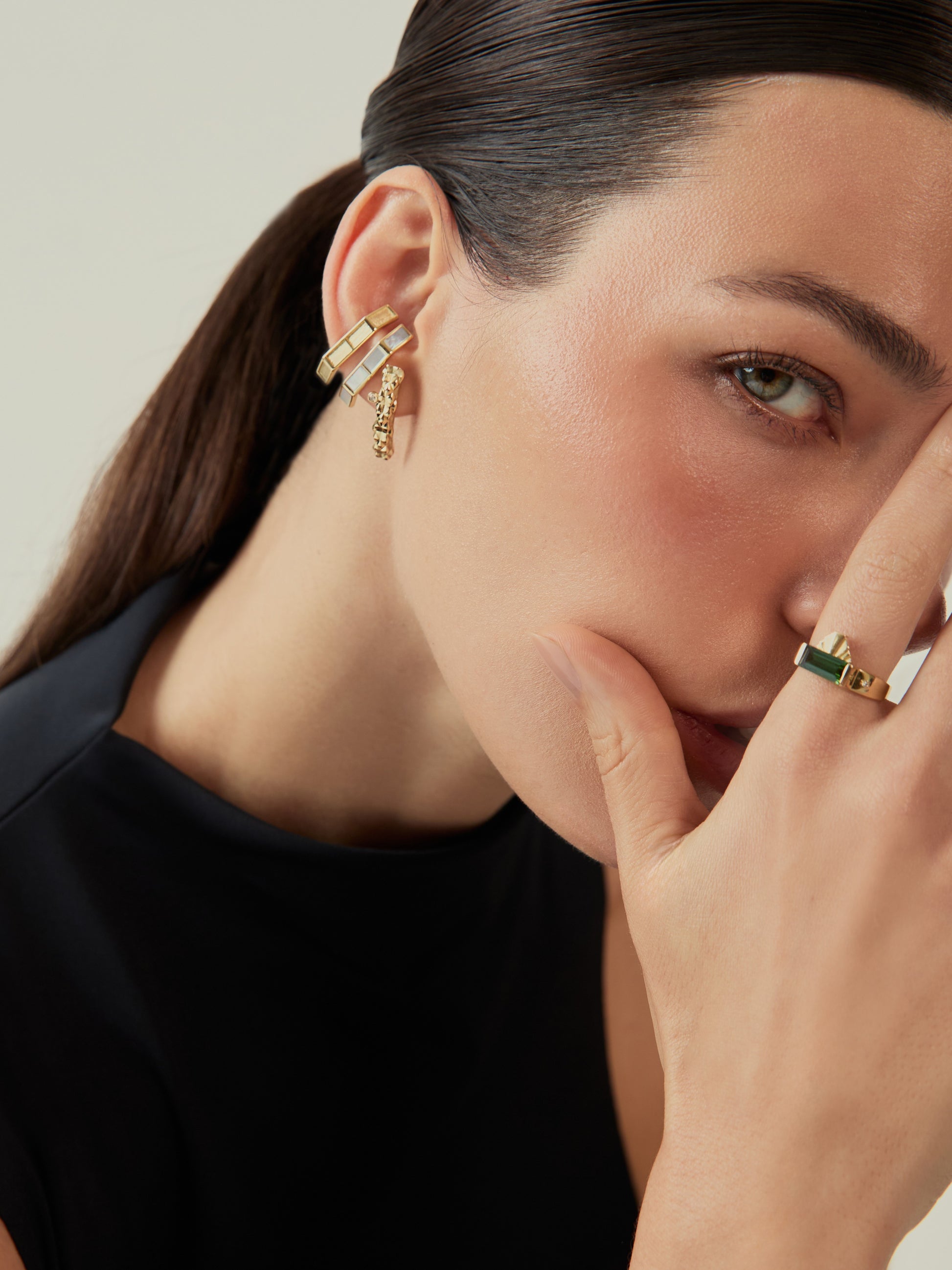 BRINCO CÔNCAVO TEXTURA E DIAMANTE