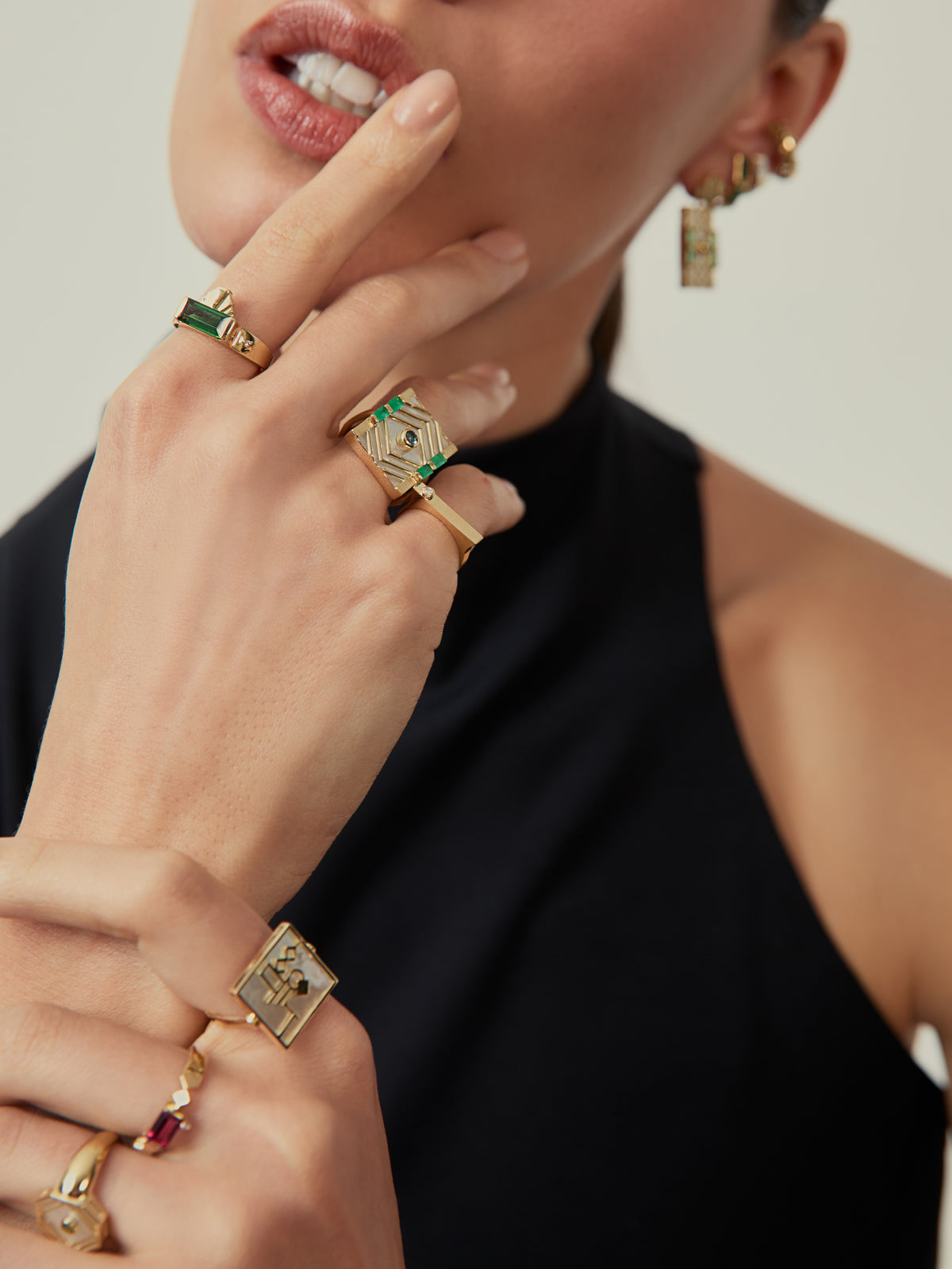 ANEL LINEA MADREPÉROLA COM ESMERALDA