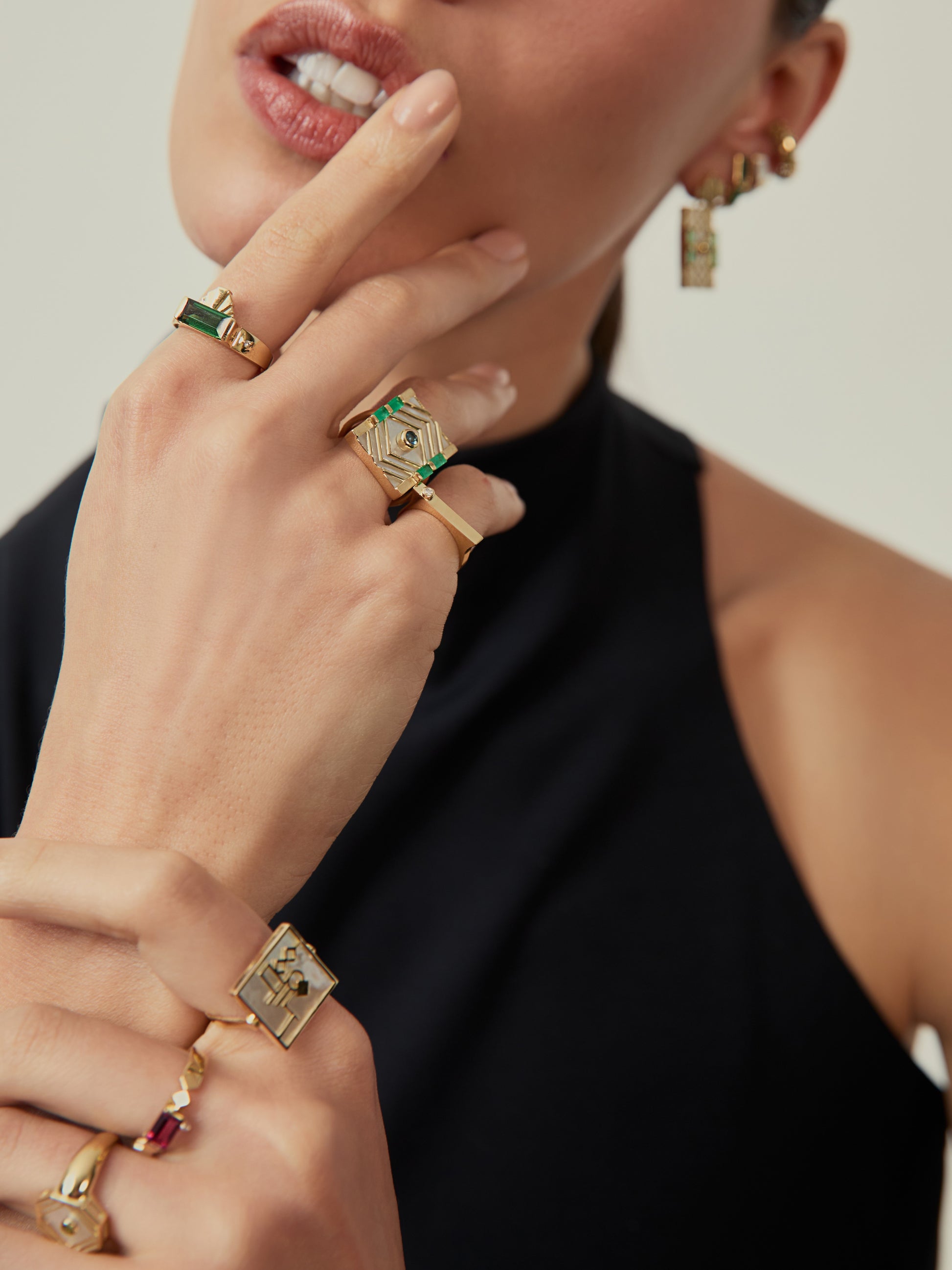 ANEL LINEA MADREPÉROLA COM ESMERALDA