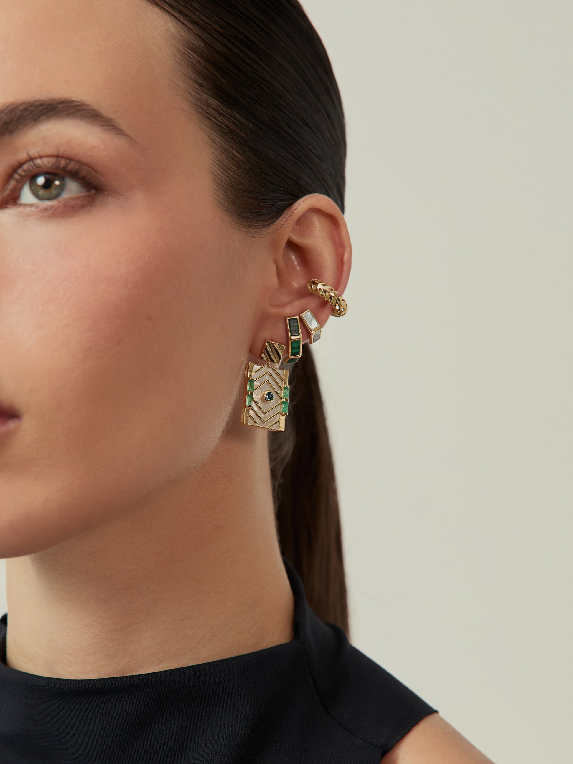 BRINCO MADREPÉROLA COM ESMERALDA