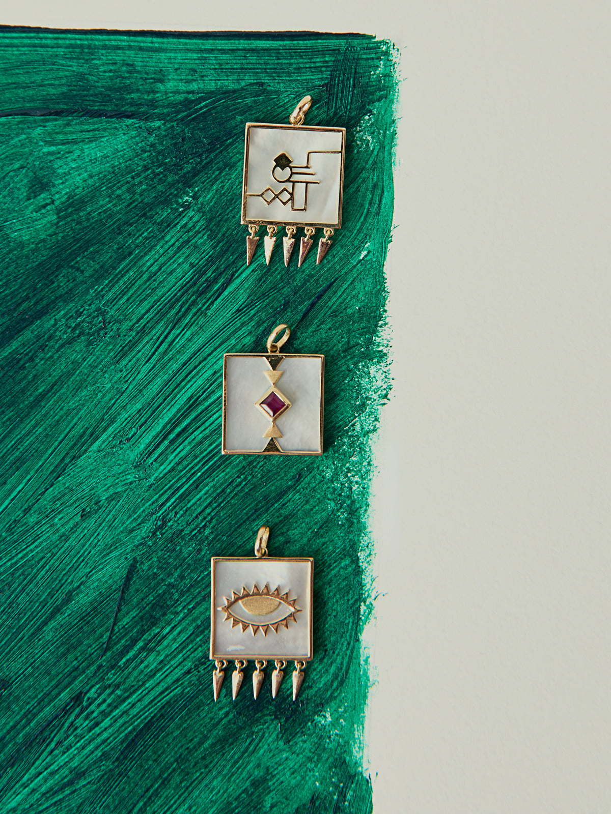 PINGENTE OLHO GREGO MADREPÉROLA E FRANJA