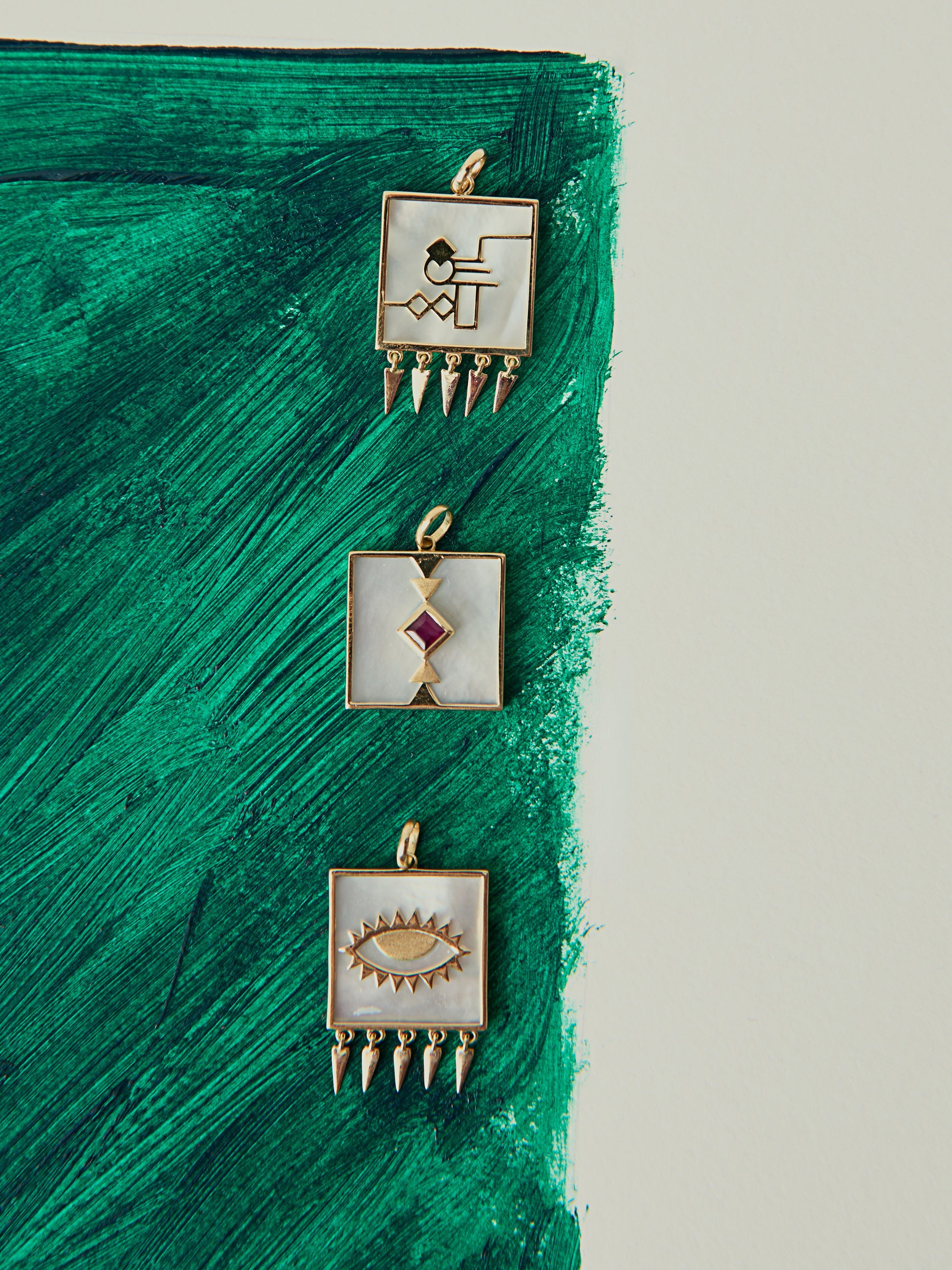 PINGENTE OLHO GREGO MADREPÉROLA E FRANJA