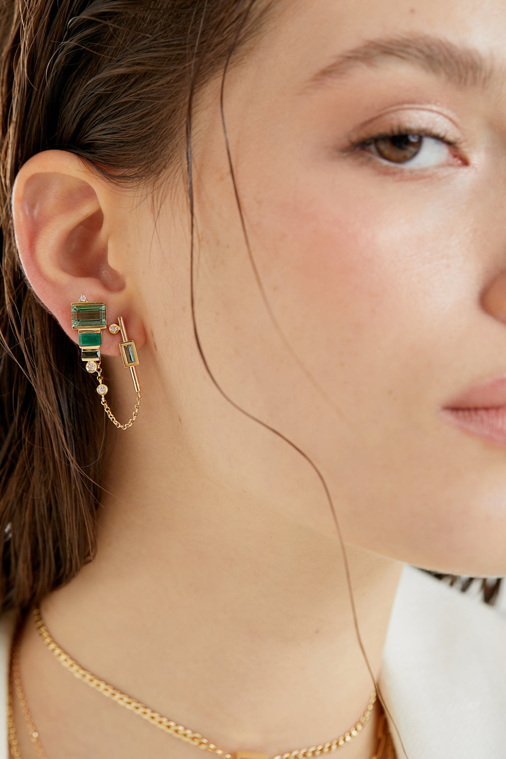 BRINCO EARCUFF COM TURMALINAS VERDES, ESMERALDA E DIAMANTES