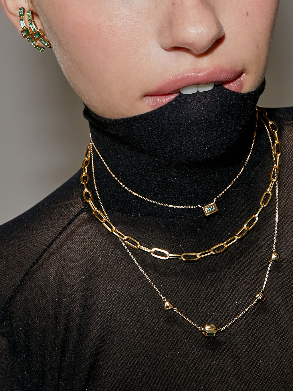 COLAR COM ESMERALDA, TURMALINA ROSA E RUBI