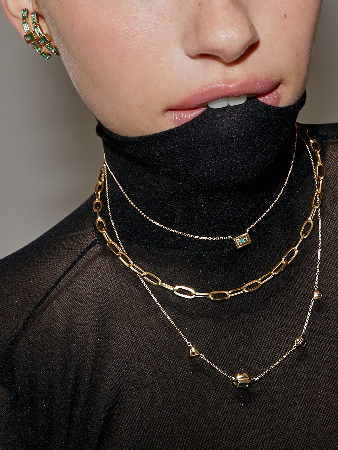 COLAR COM ESMERALDA, TURMALINA ROSA E RUBI