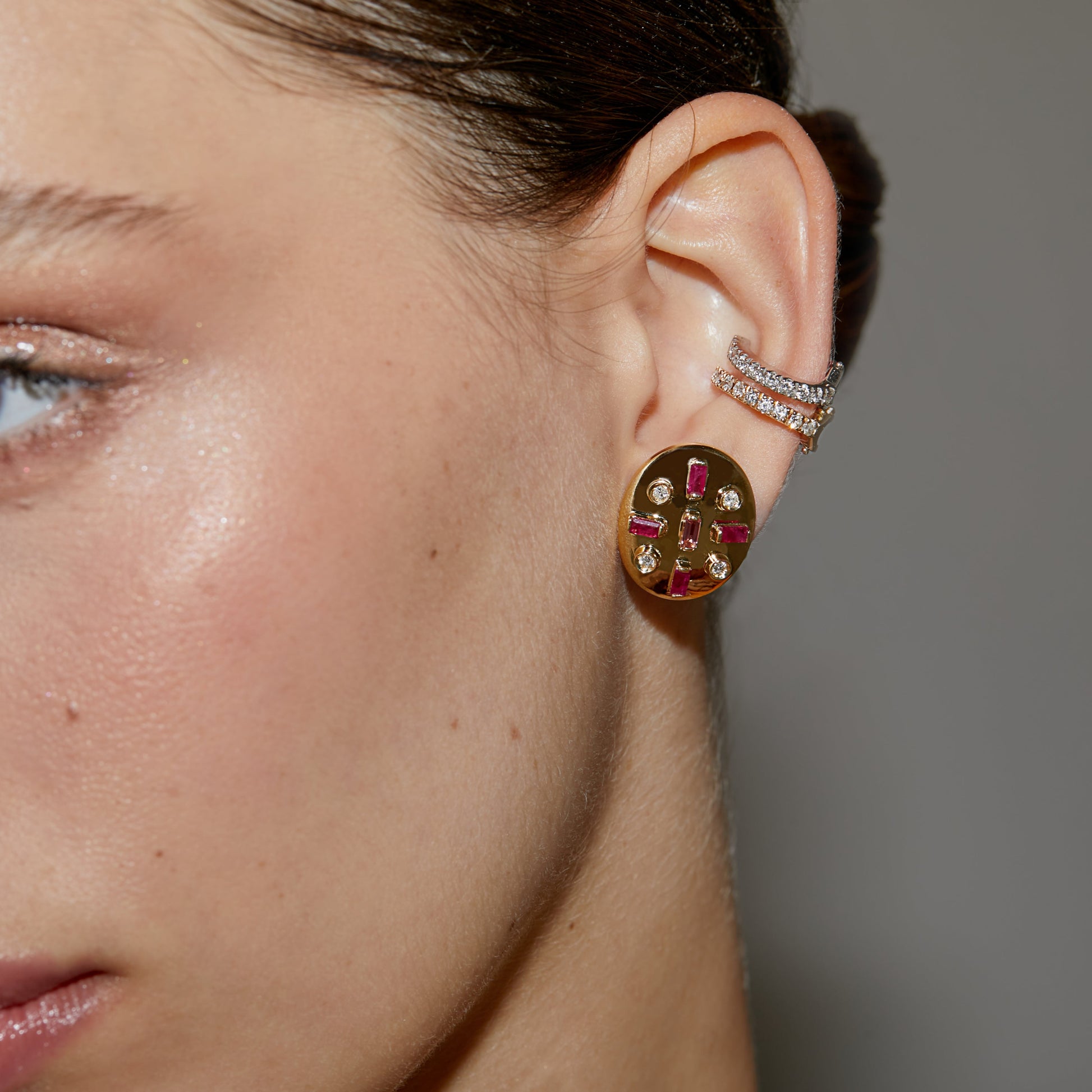 BRINCO OVAL COM TURMALINA ROSA, RUBI E DIAMANTES