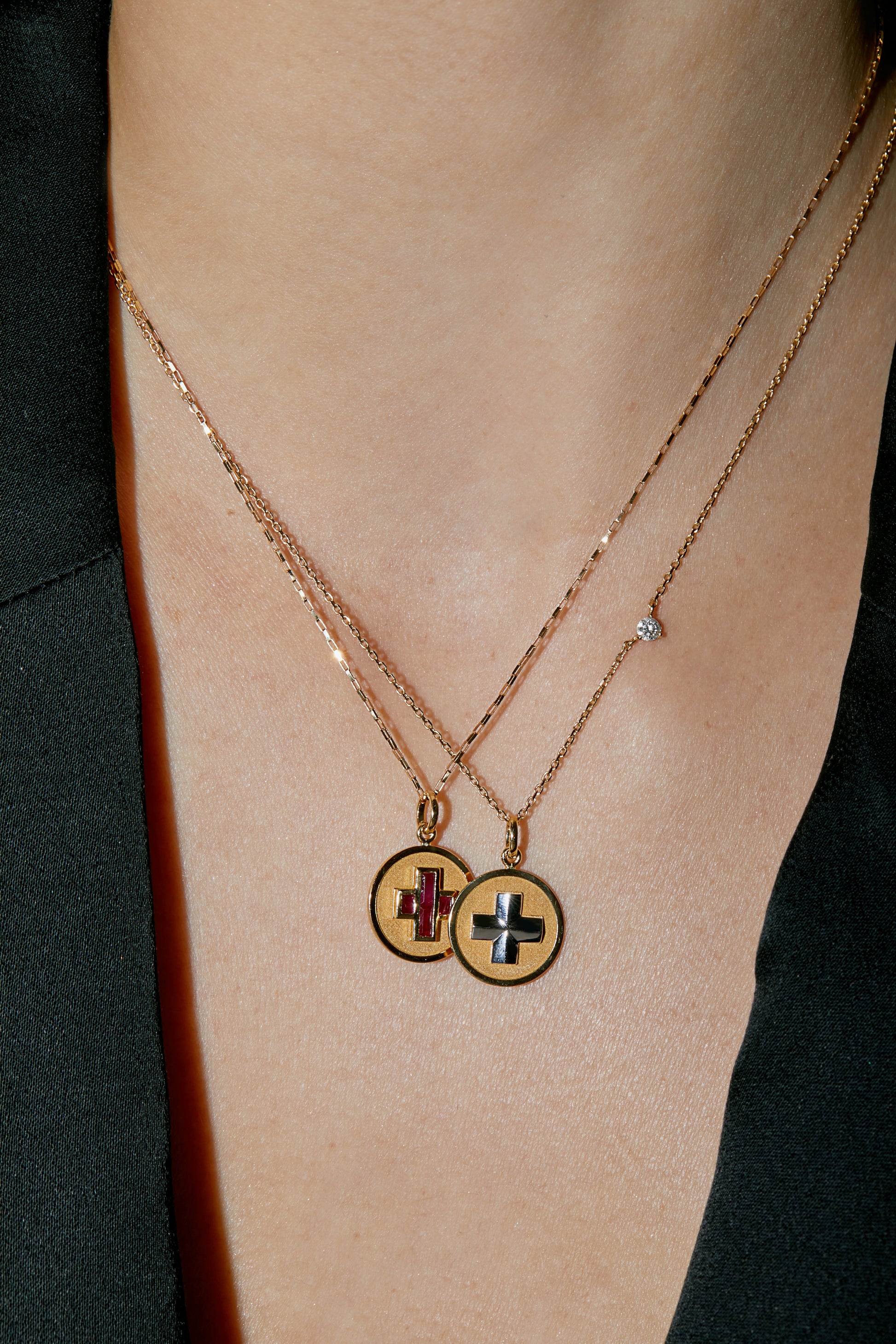 PINGENTE MEDALHA CRUZ COM RUBI