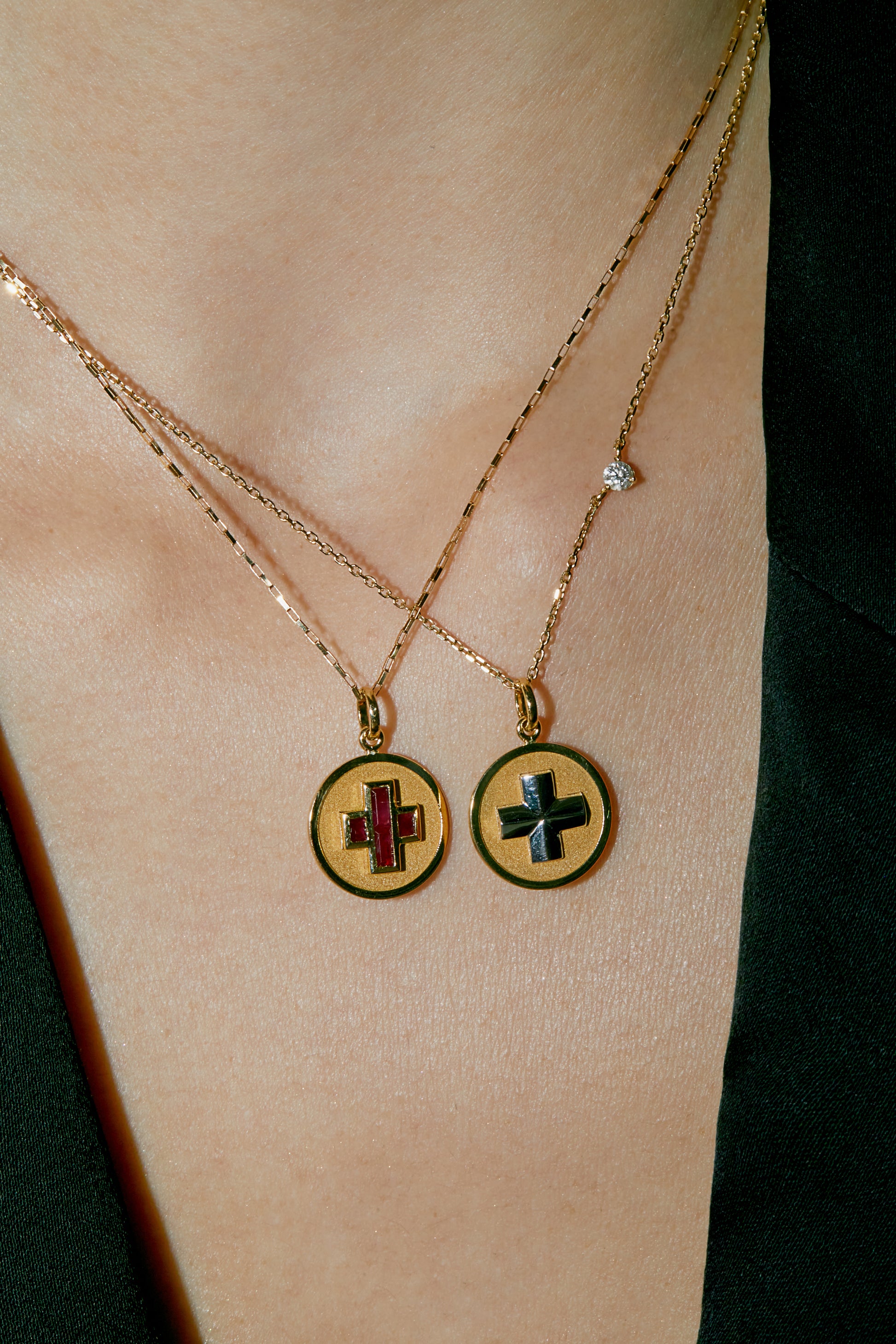 PINGENTE MEDALHA CRUZ COM RUBI