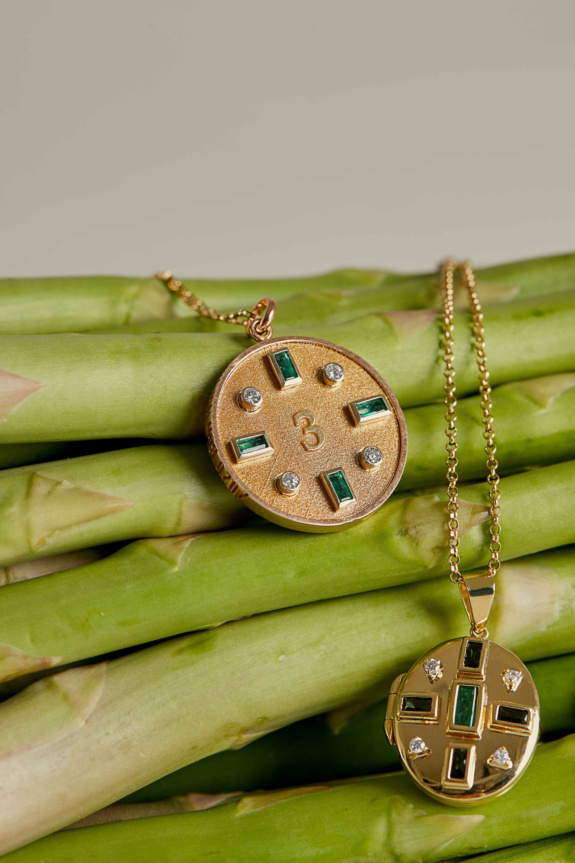 PINGENTE MEDALHA PERSONALIZADO COM ESMERALDA E DIAMANTE