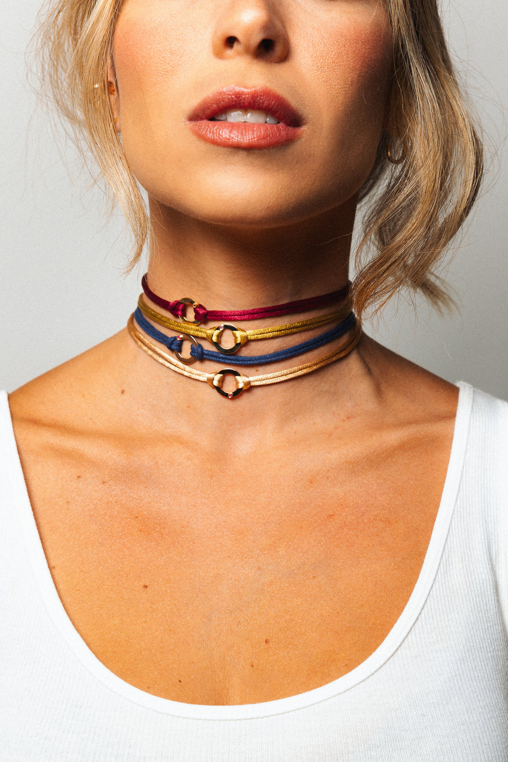 CHOKER FIO DE SEDA COM PINGENTE CÍRCULO