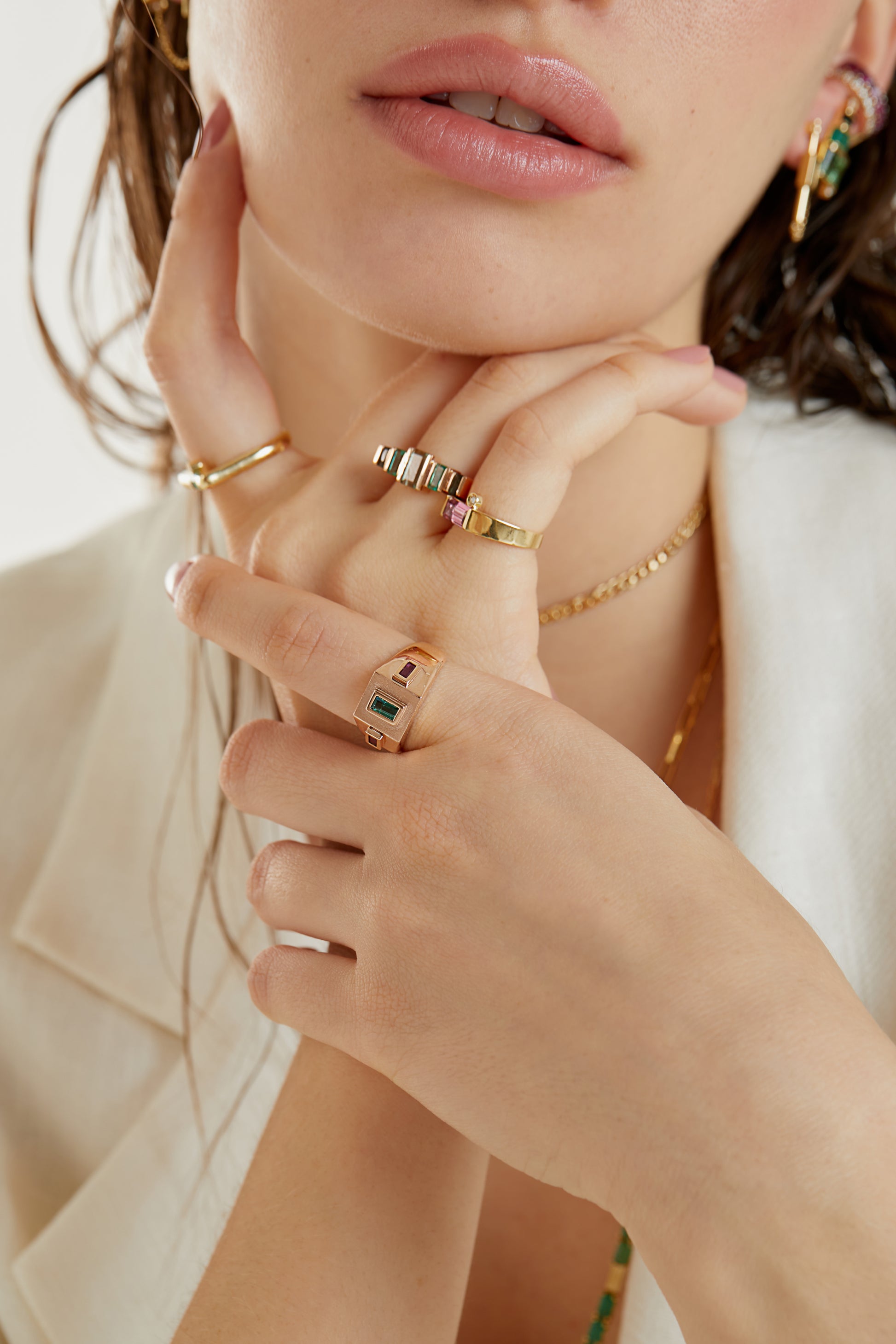 ANEL COM ESMERALDA E RUBI