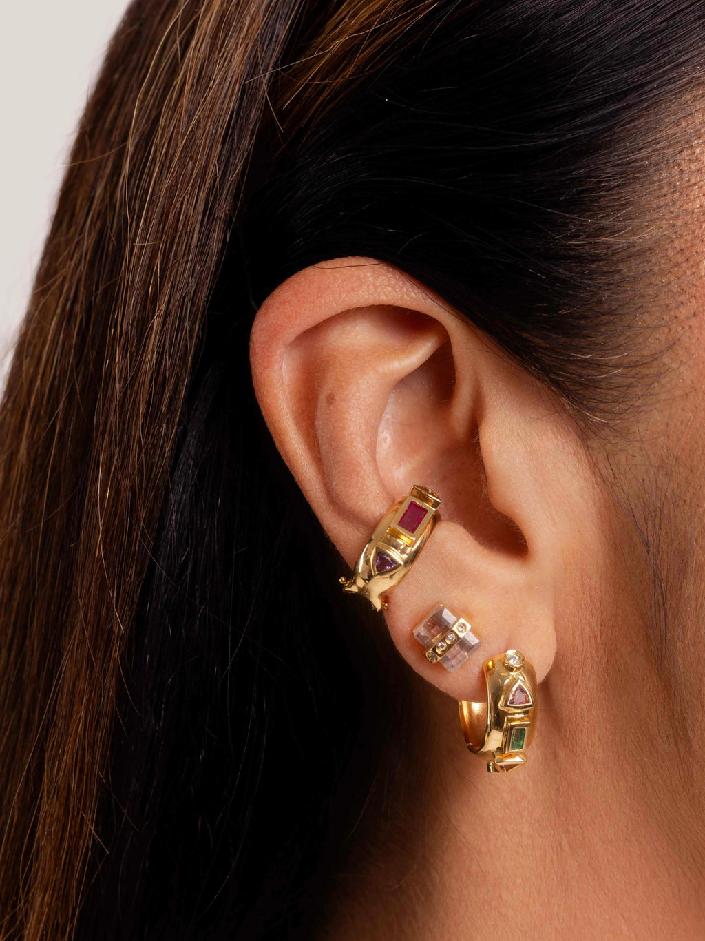 BRINCO ARGOLA COM TURMALINA ROSA, ESMERALDA E DIAMANTE