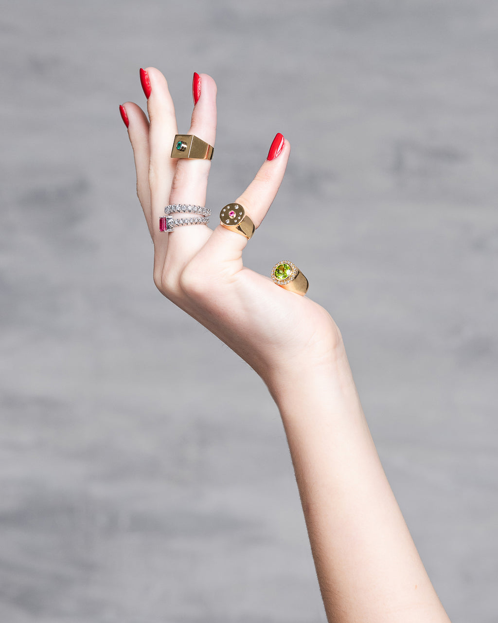 ANEL DEDINHO COM PERIDOTO E DIAMANTES