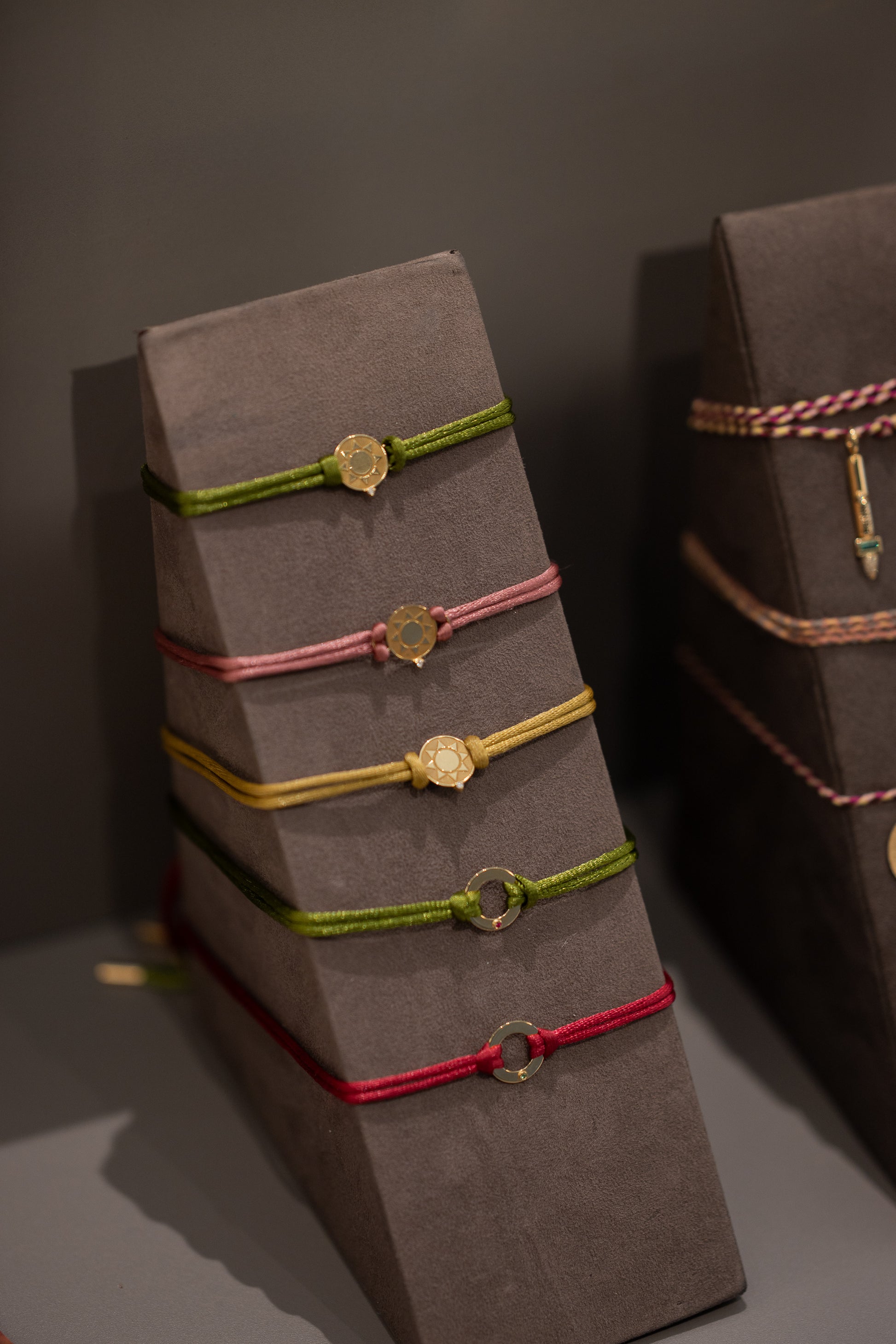CHOKER FIO DE SEDA COM PINGENTE CÍRCULO