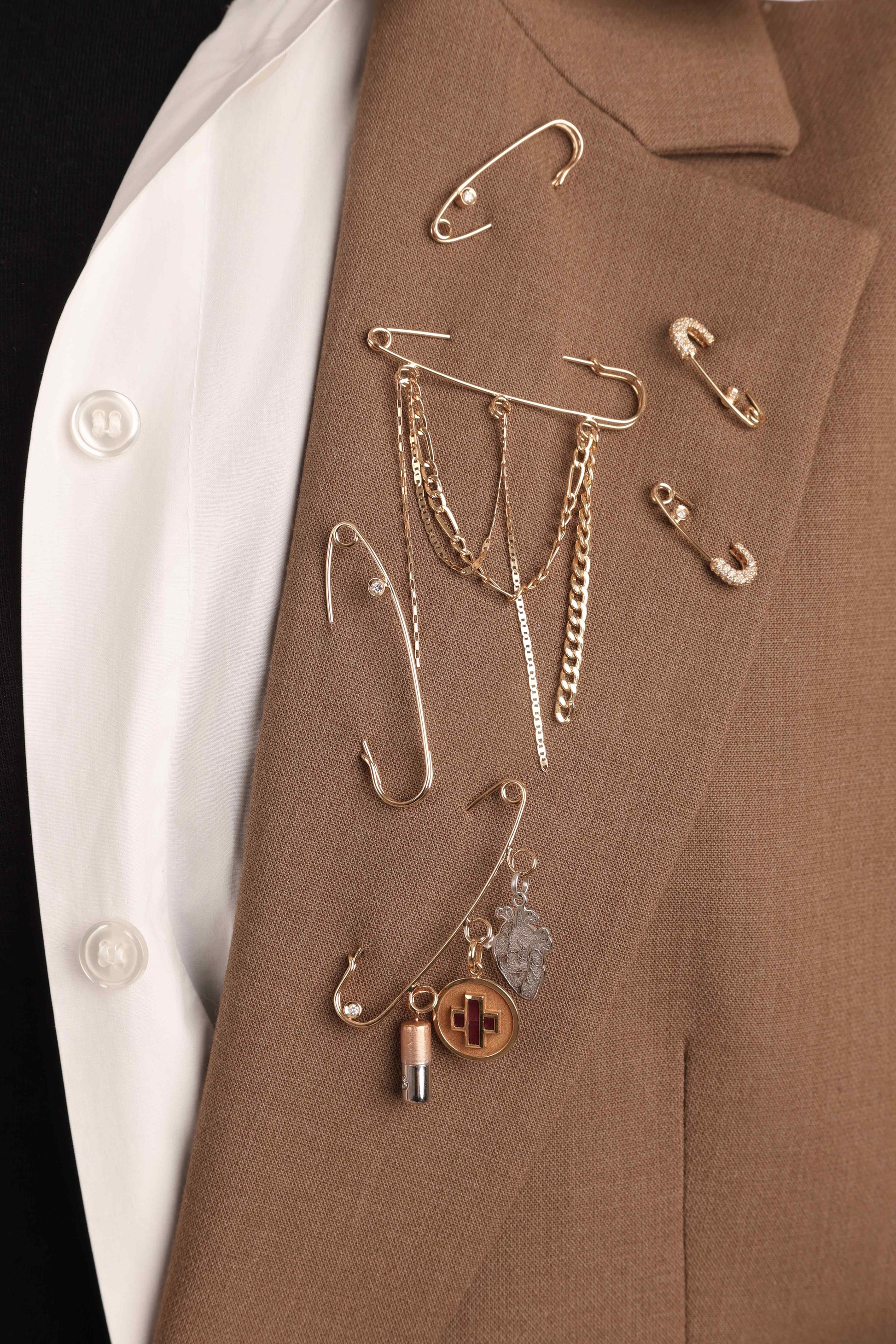 ALFINETE CRAVEJADO COM DIAMANTES