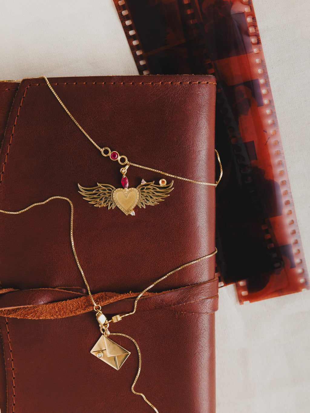 PINGENTE CARTA COM DIAMANTE