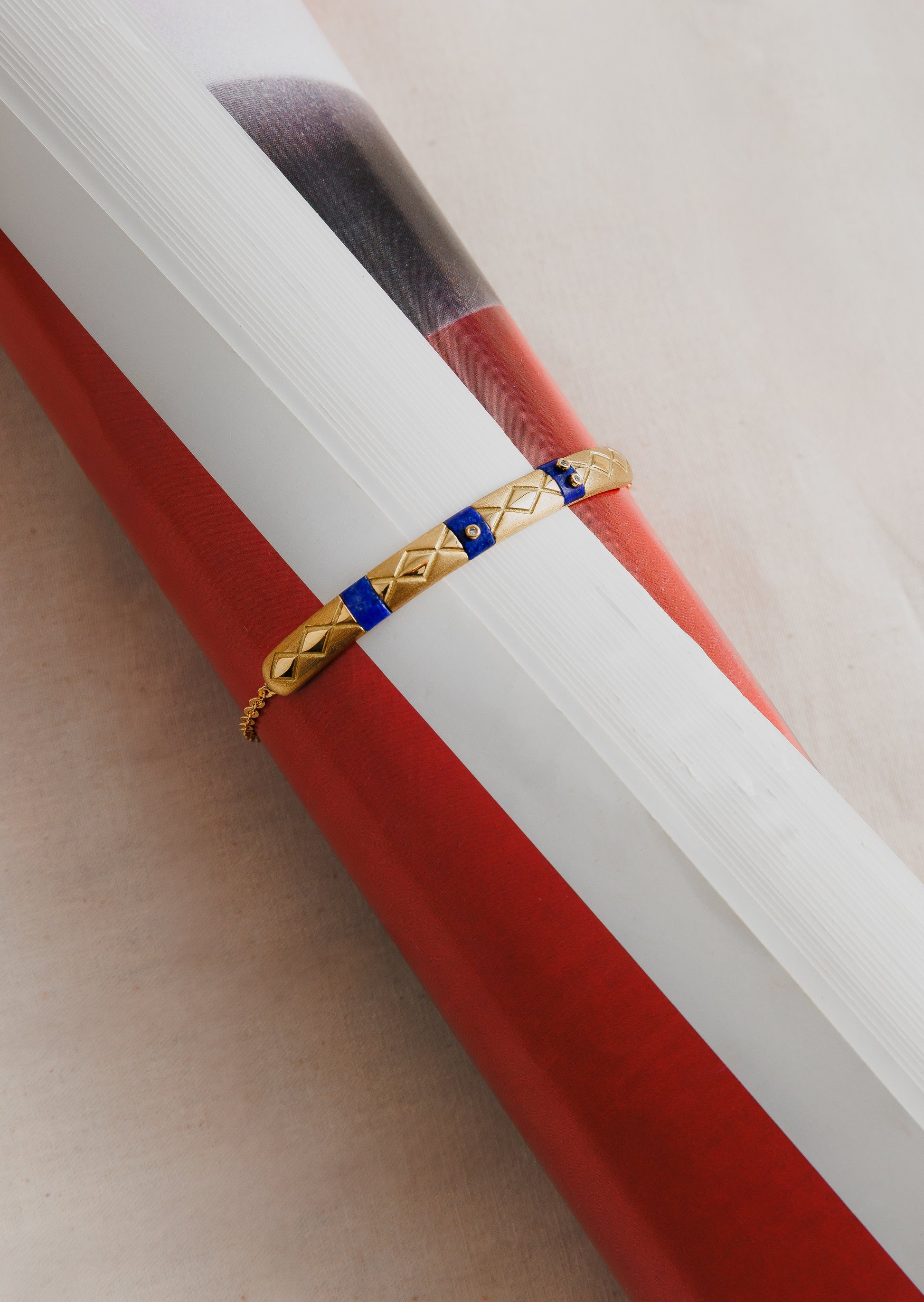 PULSEIRA SEMI ARO COM TEXTURAS E LÁPIS LAZÚLI