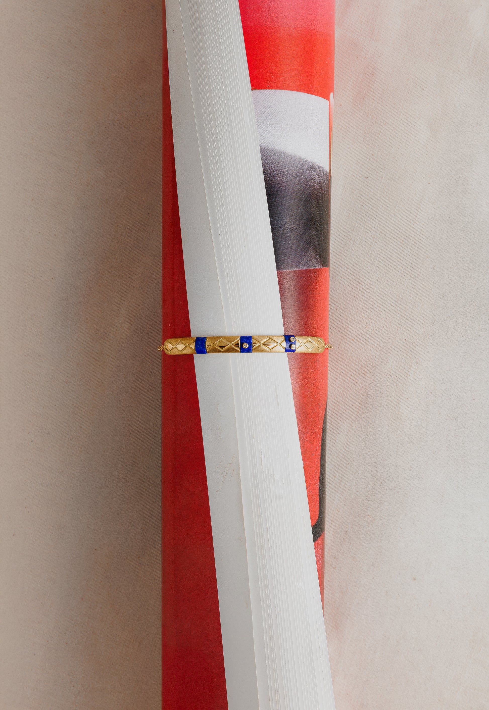 PULSEIRA SEMI ARO COM TEXTURAS E LÁPIS LAZÚLI